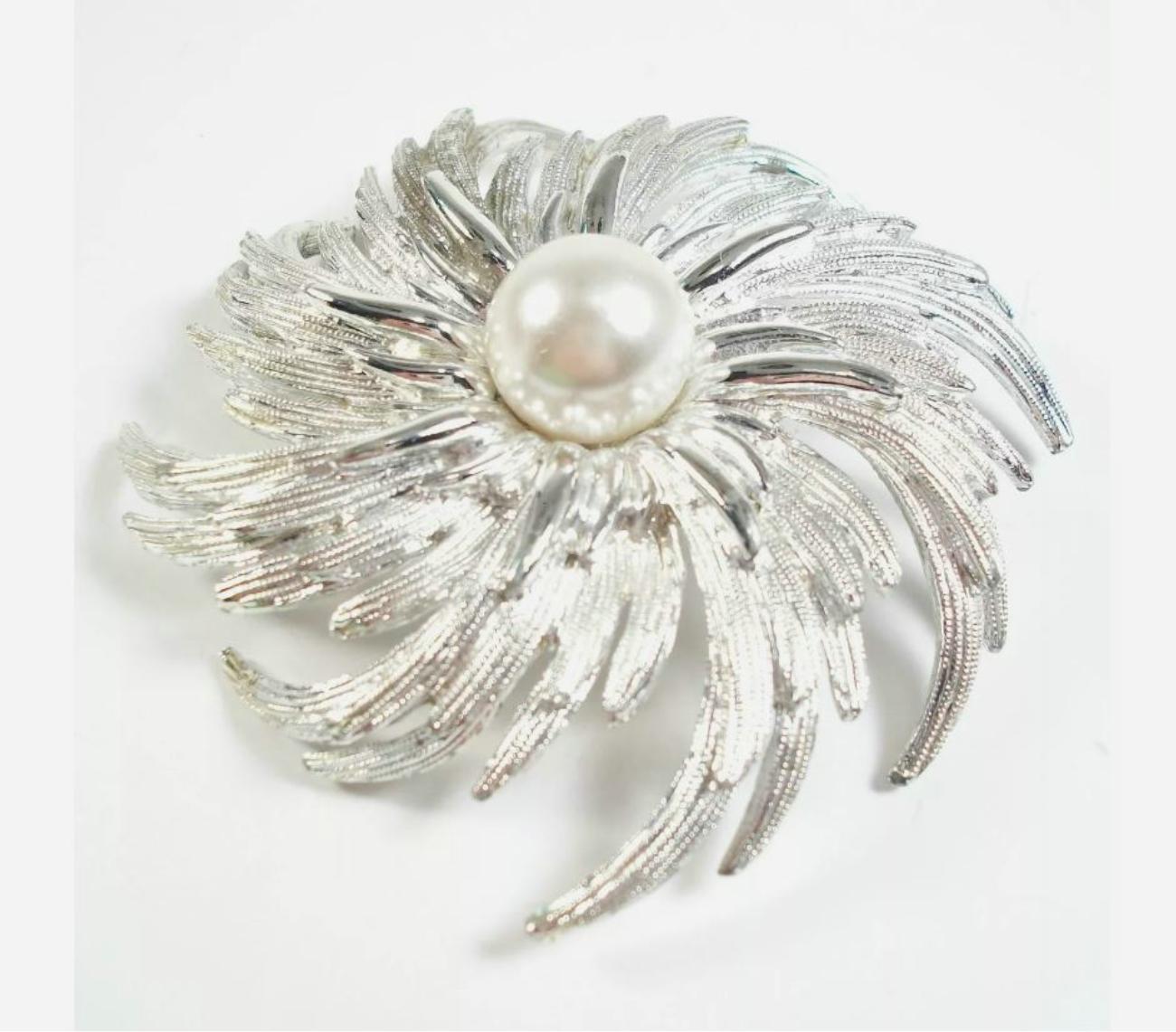 Women's SARAH COVENTRY - Large Faux Pearl & Silver Tone Brooch - Signed - Circa 1960's For Sale