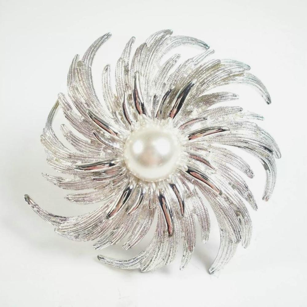 SARAH COVENTRY - Large Faux Pearl & Silver Tone Brooch - Signed - Circa 1960's For Sale 1