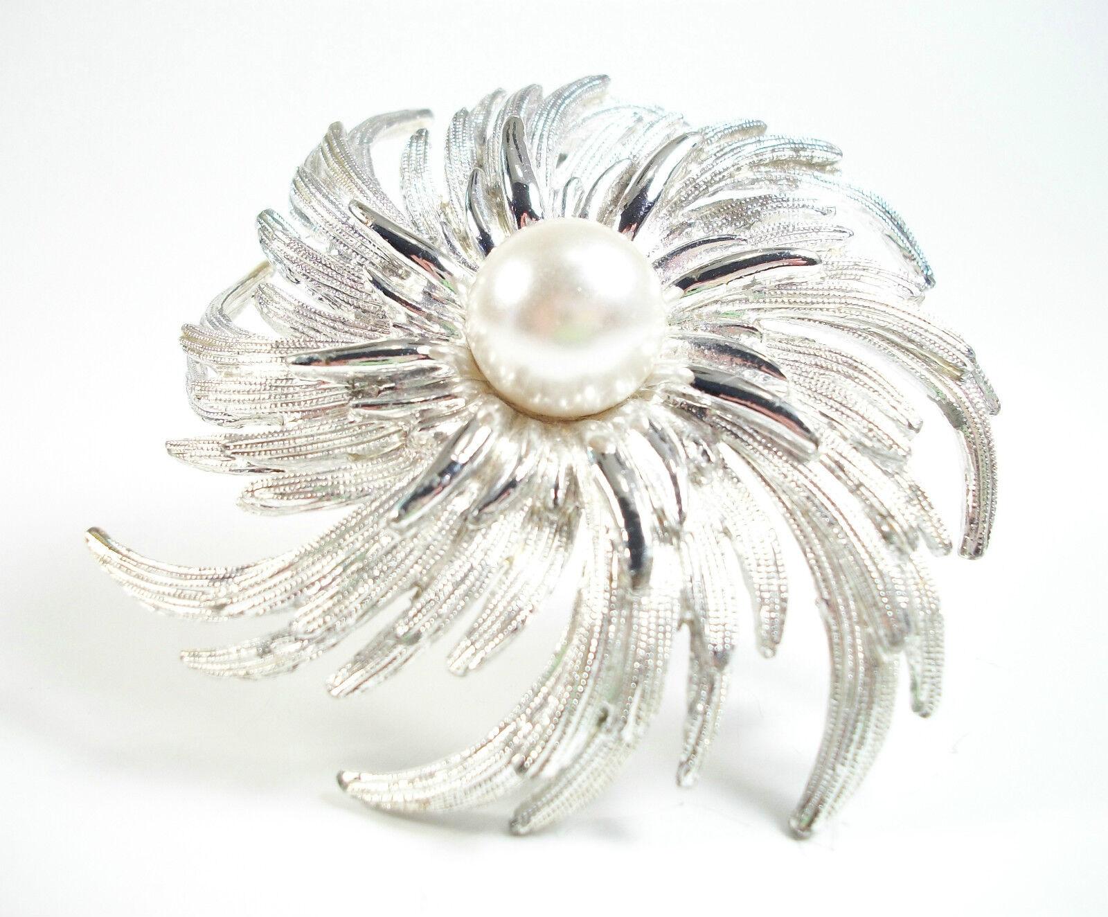 SARAH COVENTRY - Large Faux Pearl & Silver Tone Brooch - Signed - Circa 1960's In Good Condition For Sale In Chatham, CA
