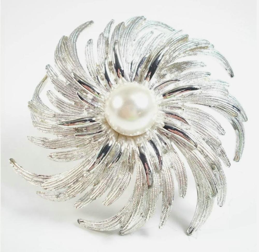 SARAH COVENTRY - Large Faux Pearl & Silver Tone Brooch - Signed - Circa 1960's For Sale 2