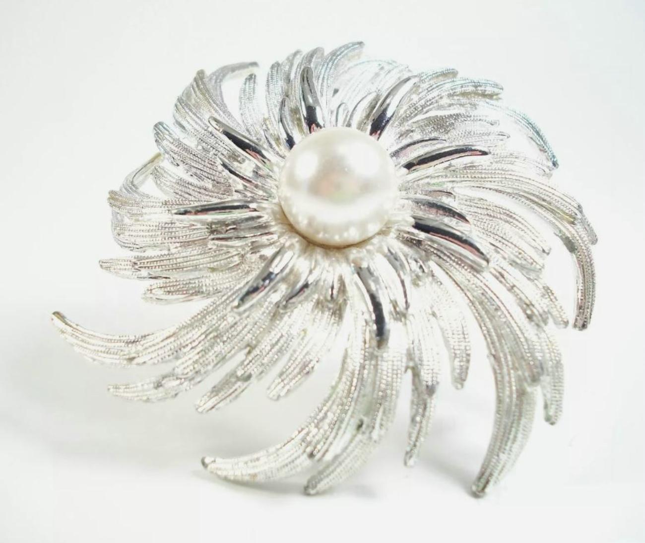 SARAH COVENTRY - Large Faux Pearl & Silver Tone Brooch - Signed - Circa 1960's For Sale 3