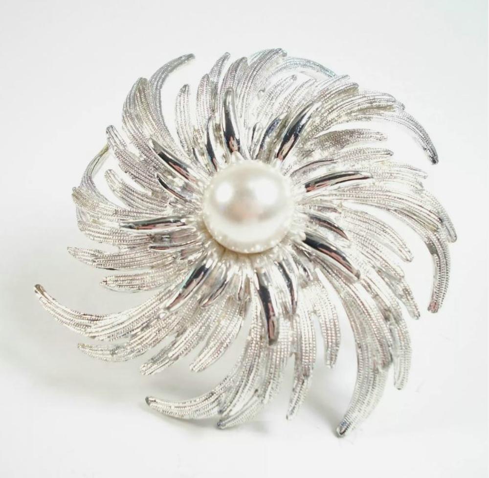 SARAH COVENTRY - Large Faux Pearl & Silver Tone Brooch - Signed - Circa 1960's For Sale 4