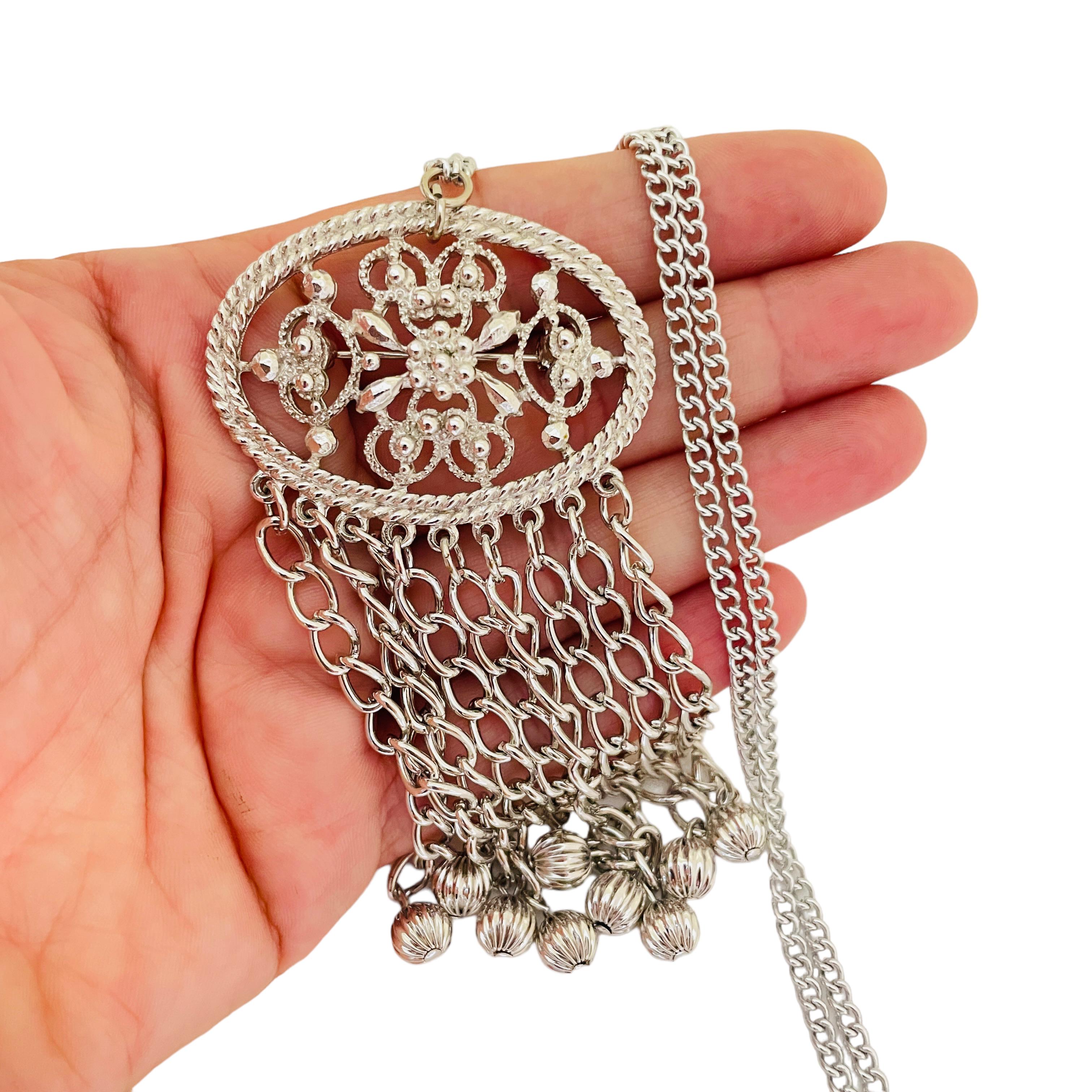 DETTAGLI

- firmato SARAH COVENTRY

- tono argento 

- spilla per collana vintage di design

MISURE  

- 

CONDIZIONE

-  ottime condizioni vintage con minimi segni di usura 

 Sku 33

❤️❤️   GIOIELLI DI DESIGN VINTAGE   ❤️❤️

❤️❤️  ALEXANDER'S