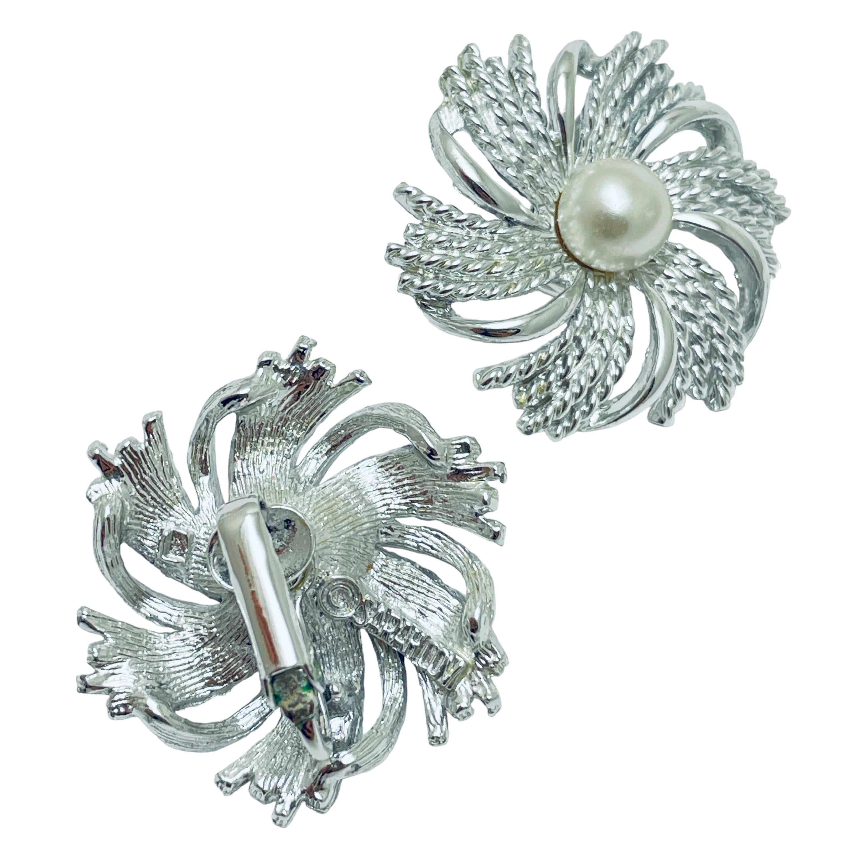 Sarah Coventry ha firmato un set di orecchini da passerella in argento con perle e fiori. In condizioni buone in vendita a Palos Hills, IL