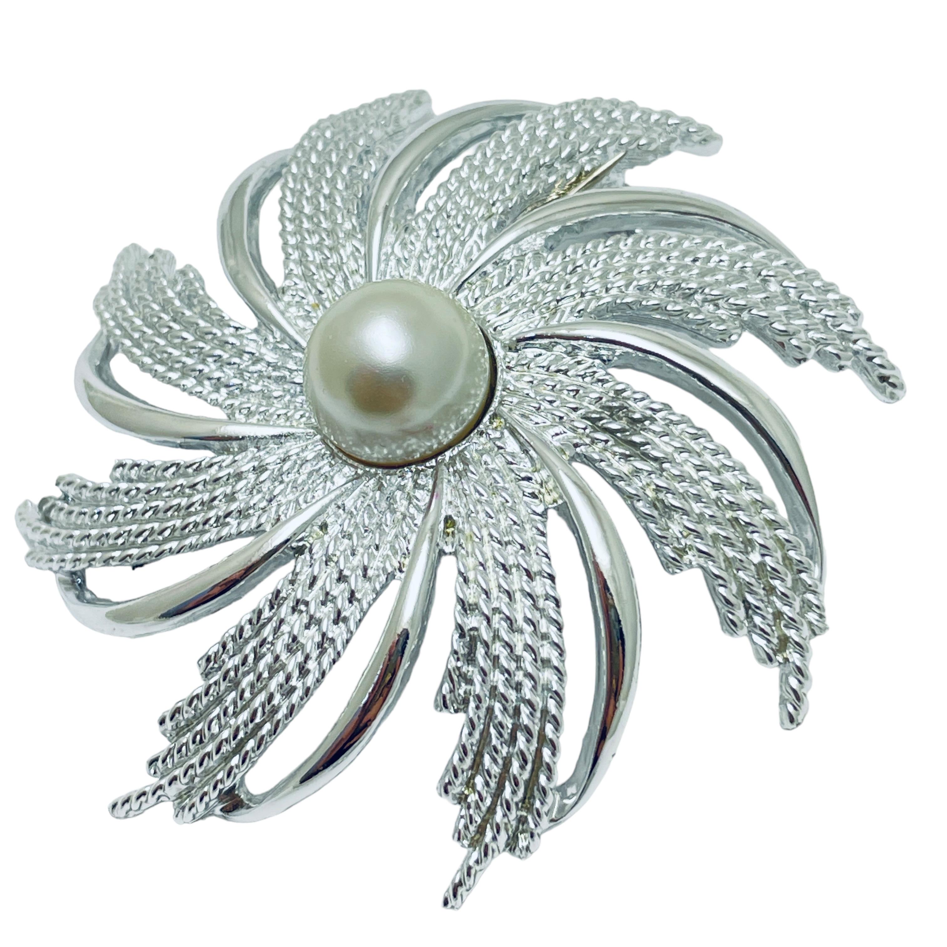 Donna Sarah Coventry ha firmato un set di orecchini da passerella in argento con perle e fiori. in vendita