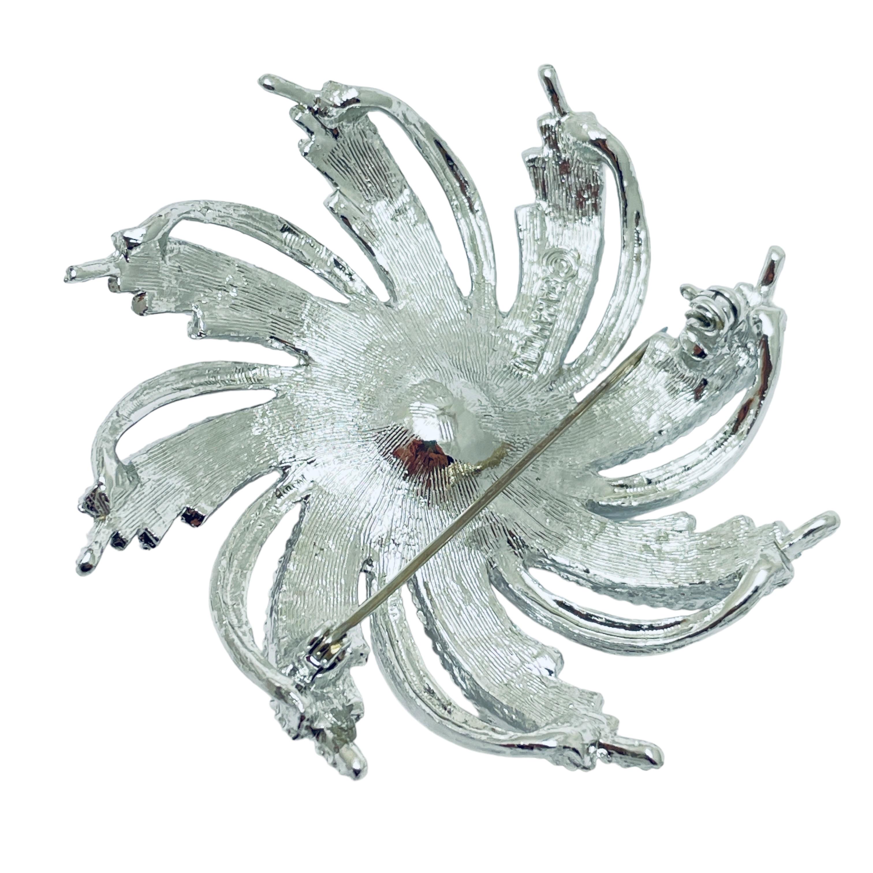 Sarah Coventry ha firmato un set di orecchini da passerella in argento con perle e fiori. in vendita 1