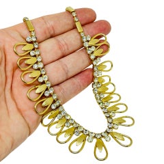 Sarah Coventry ha firmato una collana vintage con strass in tono dorato