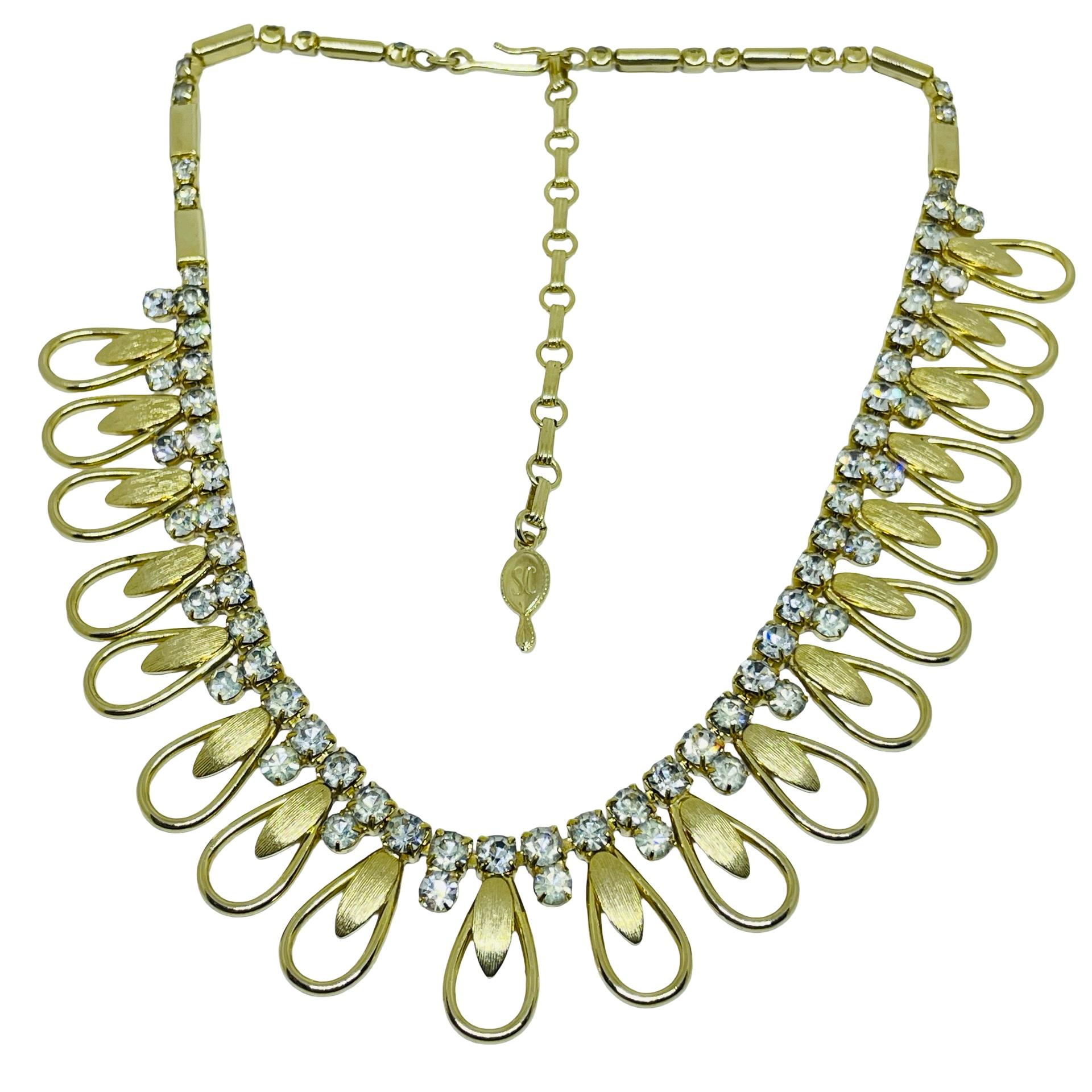 Sarah Coventry ha firmato una collana vintage con strass in tono dorato