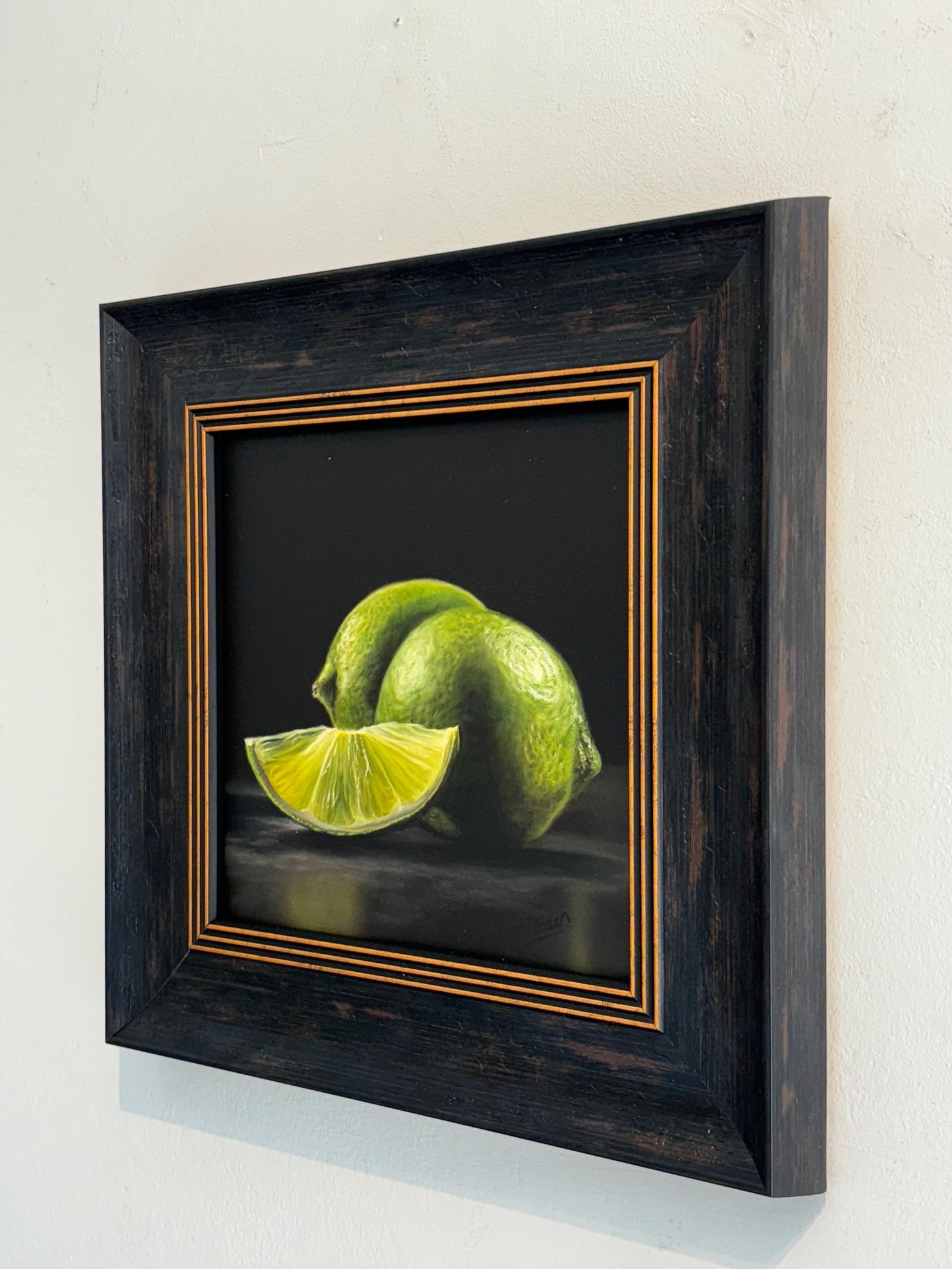 Lime Light - pittura ad olio originale - contemporaneo  opere d'arte di natura morta e realistica - Still-Life Painting Nero di Sarah Eden