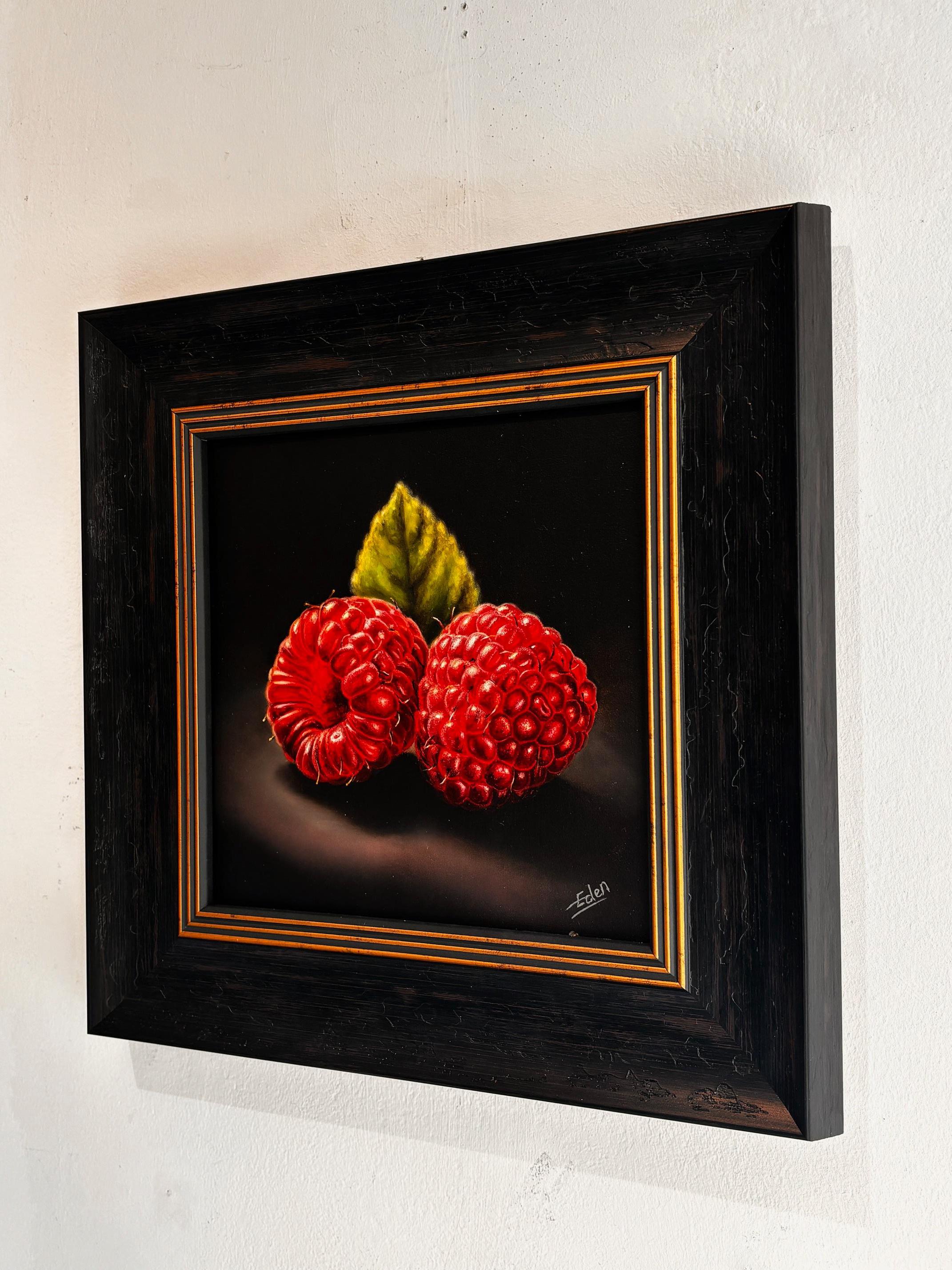 Razzle Dazzle Raspberries -Original Realismus zeitgenössische Obst Gemälde zu verkaufen (Schwarz), Still-Life Painting, von Sarah Eden
