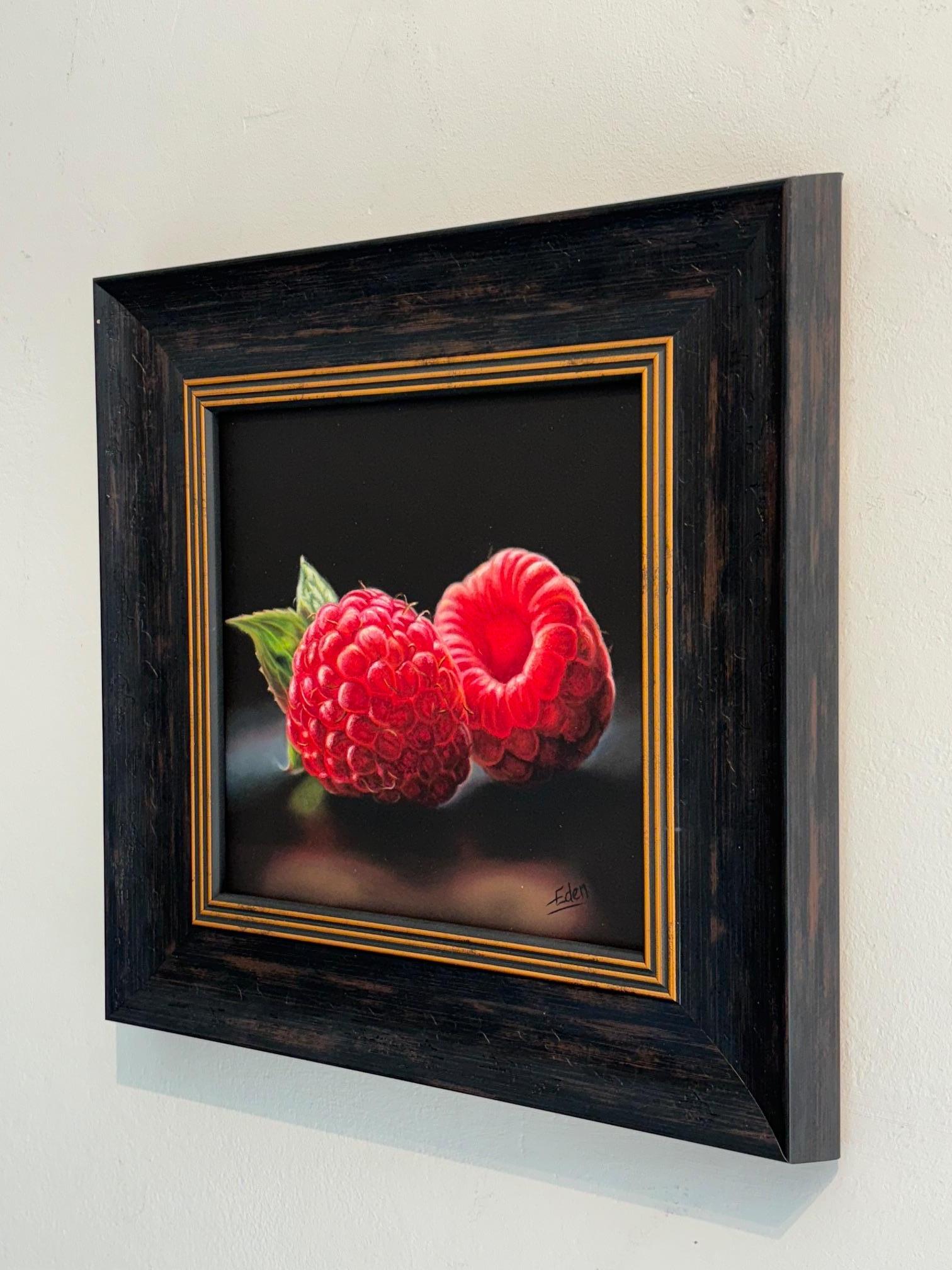 Ruby Embers - pittura ad olio originale di natura morta - opere d'arte di realismo contemporaneo - Still-Life Painting Nero di Sarah Eden