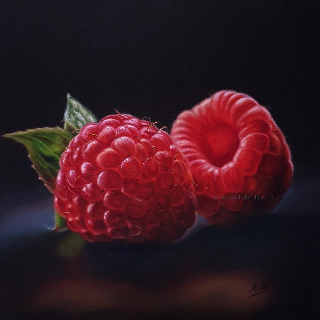 Questa eccezionale opera d'arte è attualmente in mostra e in vendita presso la Signet Contemporary Art Gallery e online.

Immerso in ombre profonde, Ruby Embers cattura la squisita bellezza dei lamponi maturi con dettagli iperrealistici. La