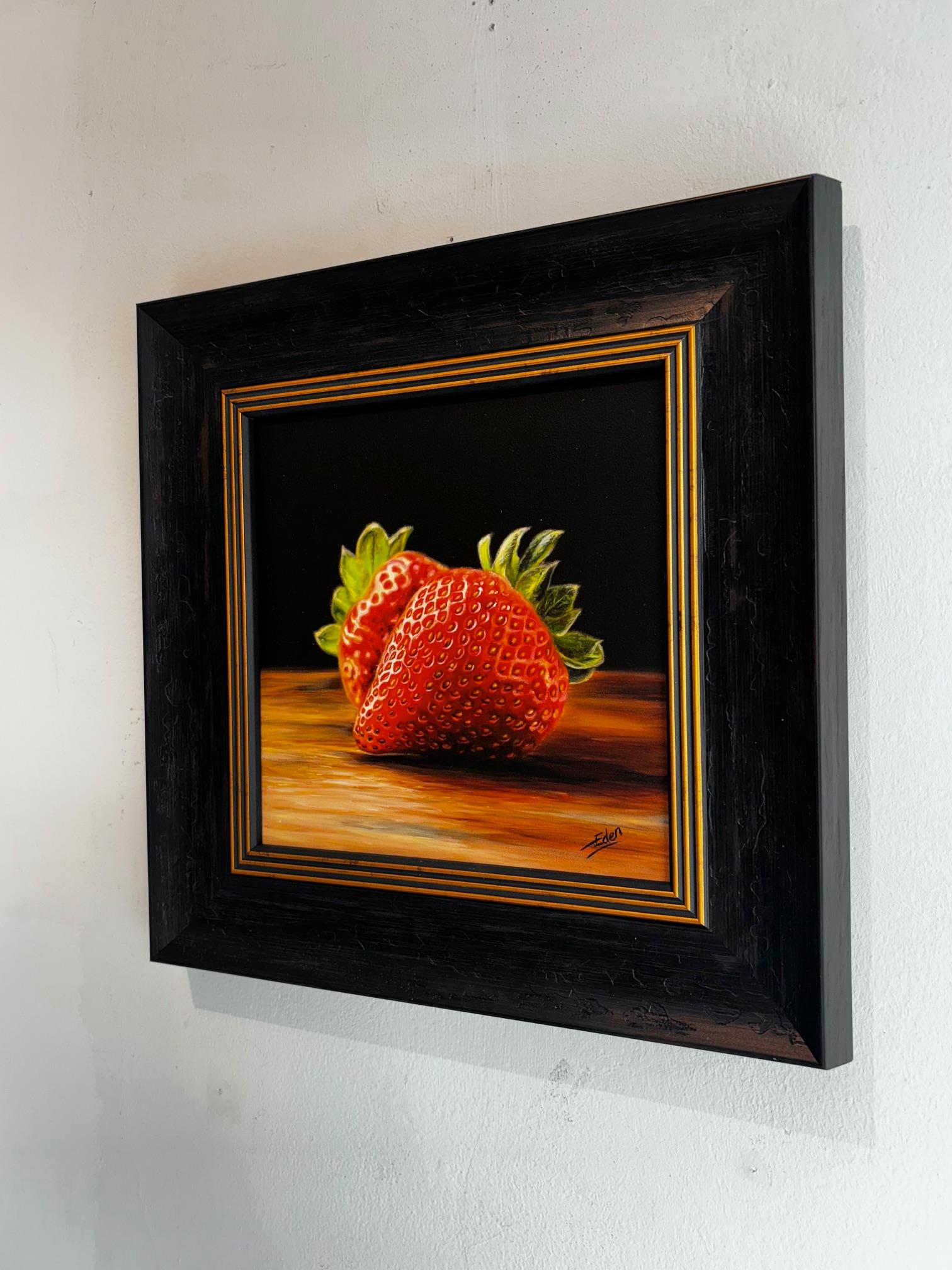 Strawberry Deuce - Original Realismus zeitgenössische Obst Gemälde zu verkaufen (Schwarz), Still-Life Painting, von Sarah Eden