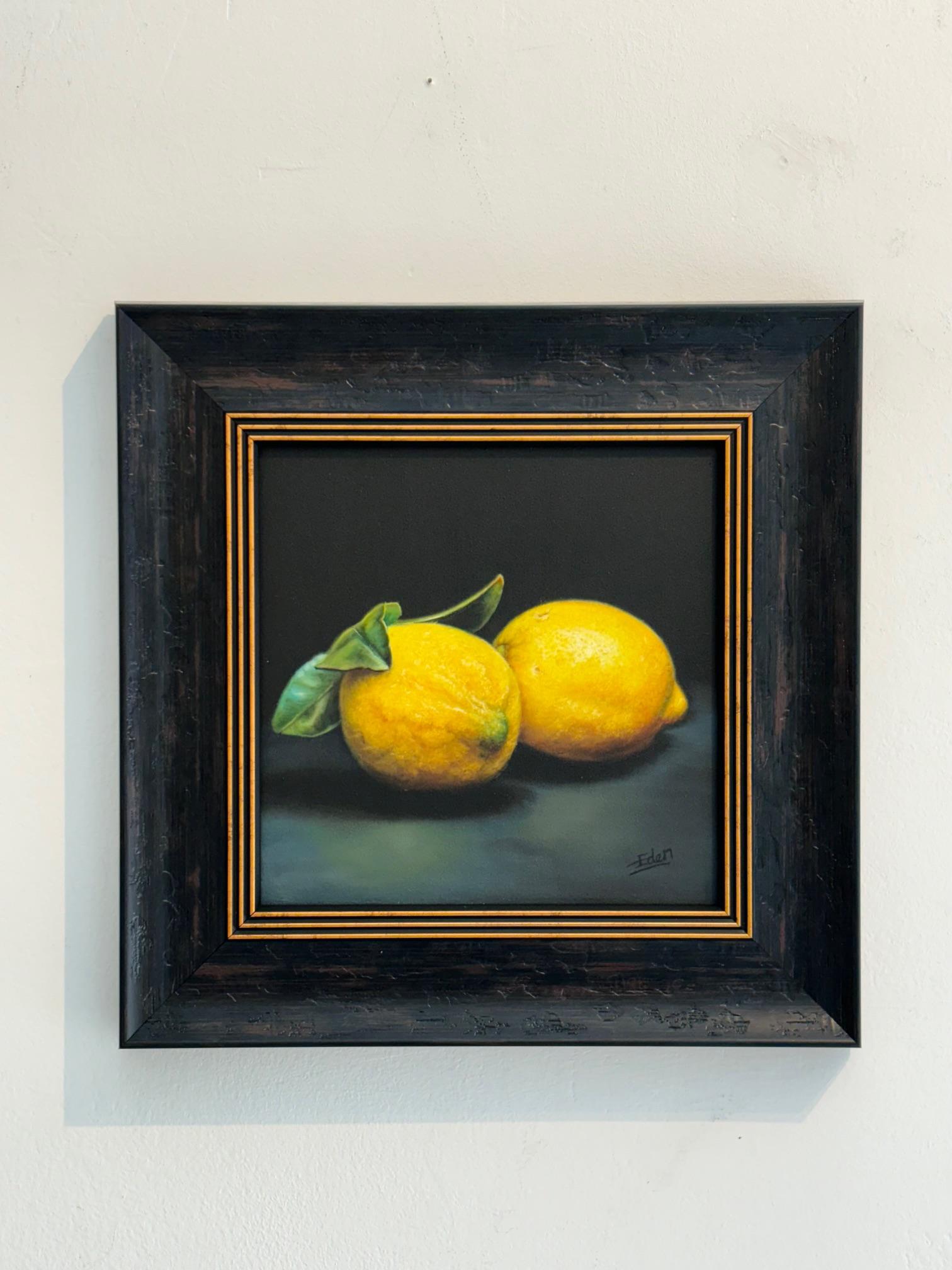 Zest for Life - peinture à l'huile originale - contemporaine  nature morte réalisme œuvre d'art - Noir Still-Life Painting par Sarah Eden