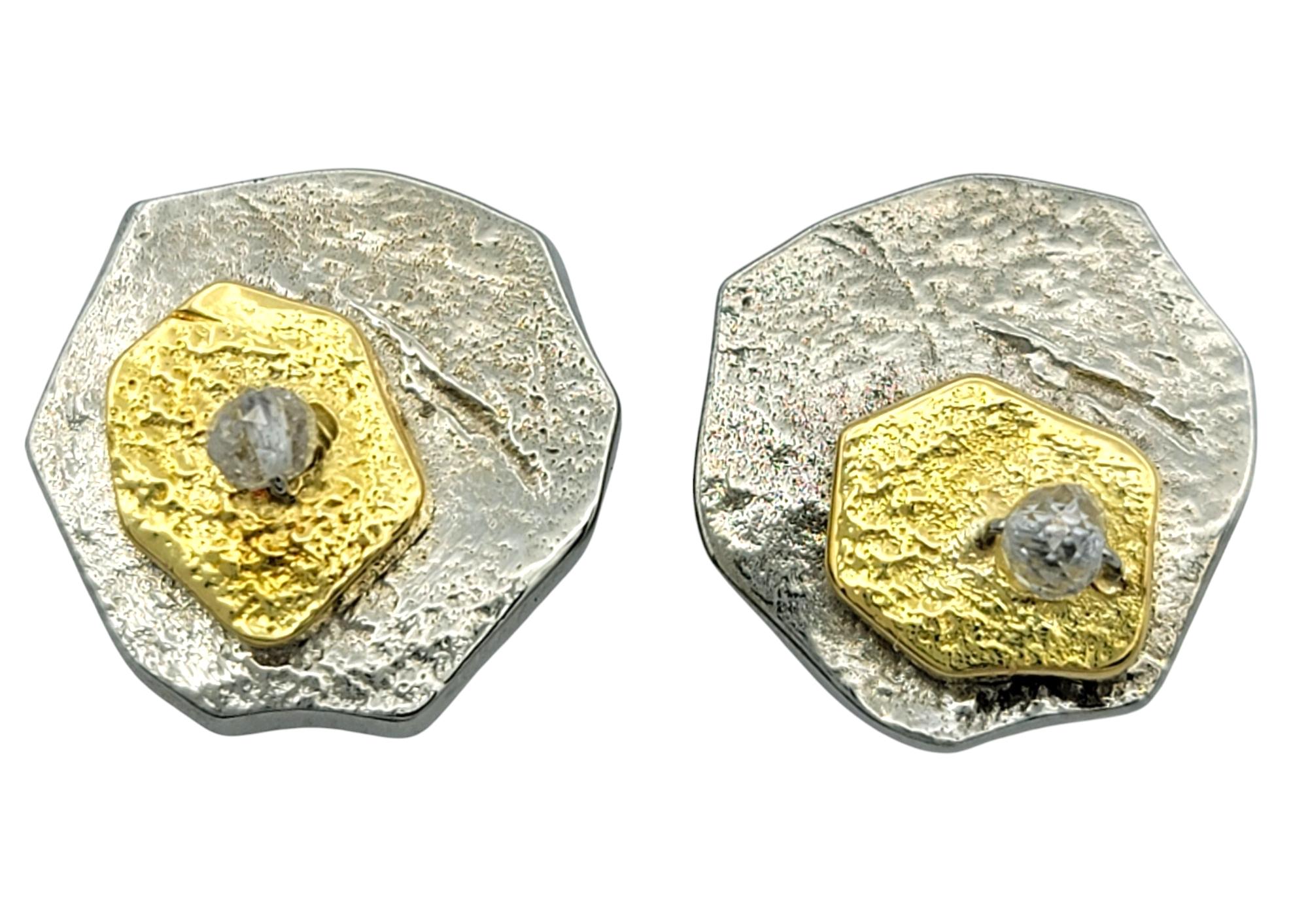 Orgánicos, esculturales e inconfundiblemente artísticos, estos pendientes abstractos de Sarah Graham encarnan un toque refinado con sofisticación terrenal. Elaborados en una fusión única de oro blanco y amarillo de 18 quilates, cada pendiente
