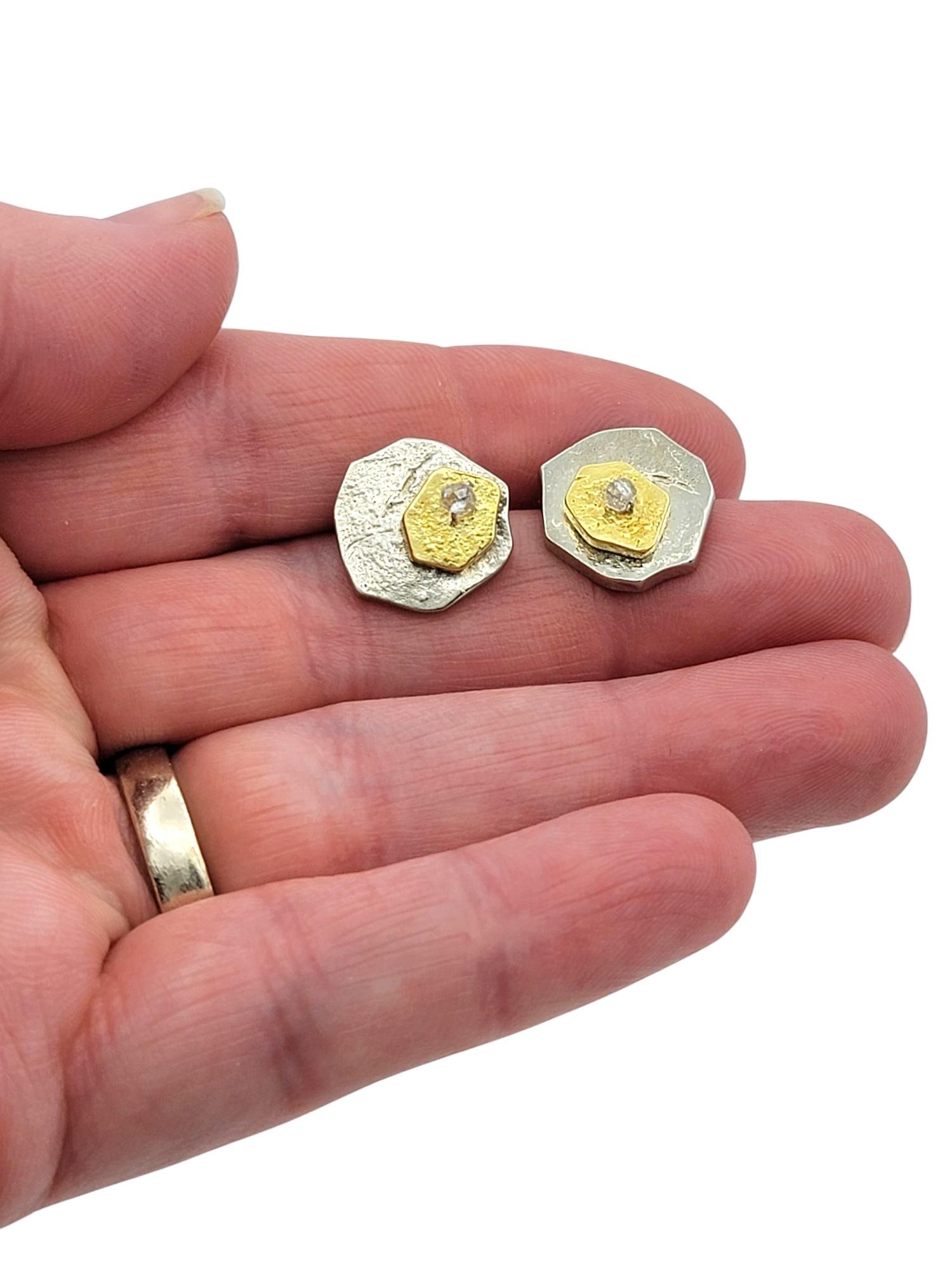 Sarah Graham Pendientes de oro de 18 quilates bicolor con textura abstracta de perlas de diamante en venta 1