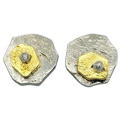 Sarah Graham Clous d'oreilles texturés abstraits en or 18 carats bicolore avec perles de diamants