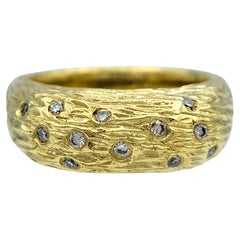 Sarah Graham, bague jonc texturée avec diamants ronds en or jaune 18 carats