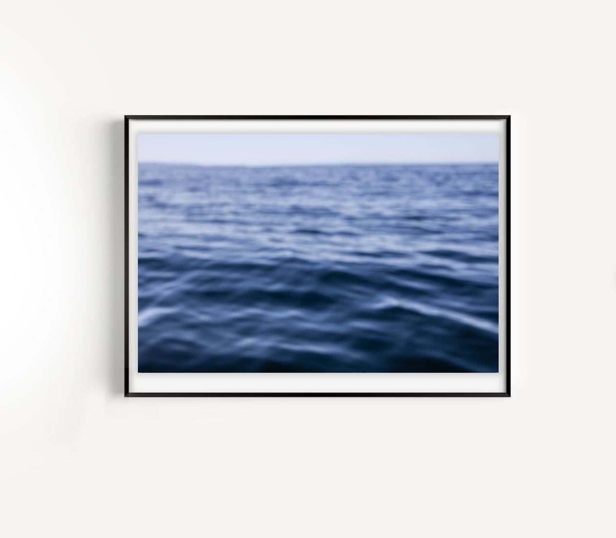 Blaue Wellen – Photograph von Sarah Hadley