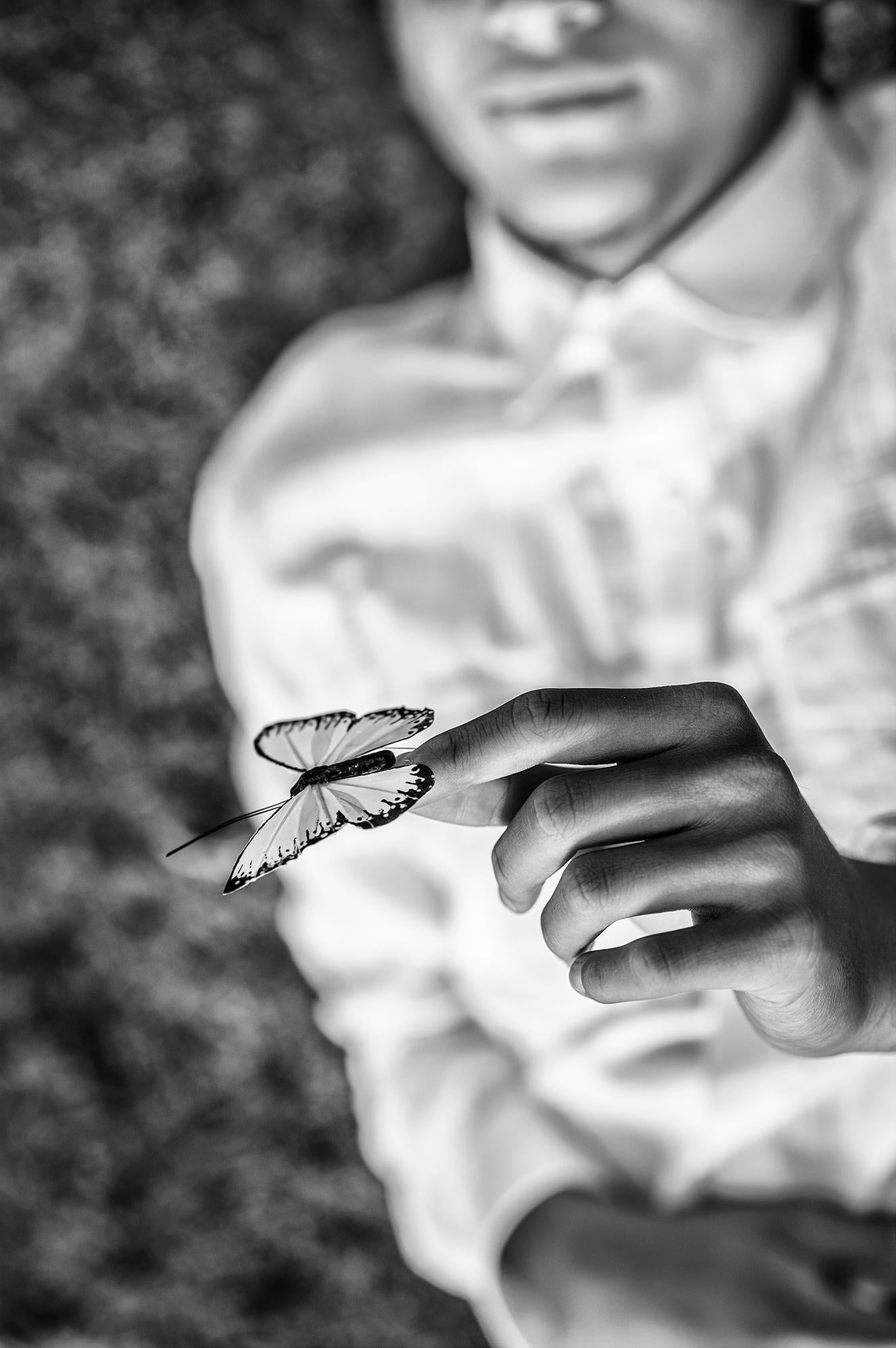 Sarah Hadley Black and White Photograph – Der Junge und der Schmetterling