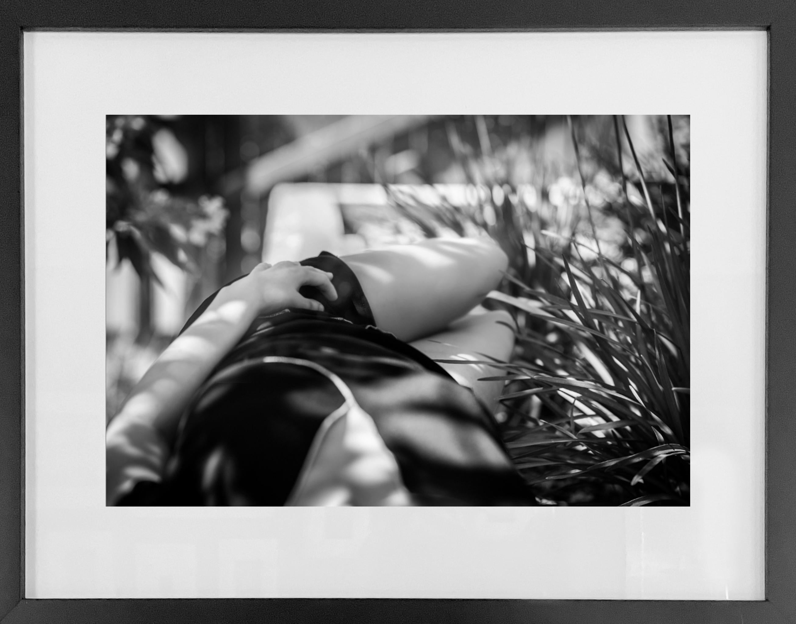 Se coucher dans l'herbe - Photograph de Sarah Hadley