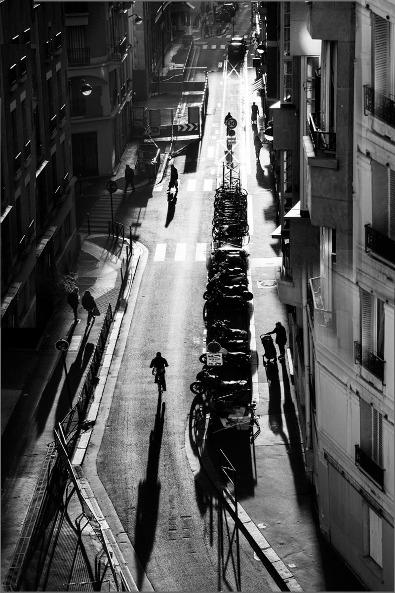 Sarah Hadley Black and White Photograph – Pariser Straße, Frankreich
