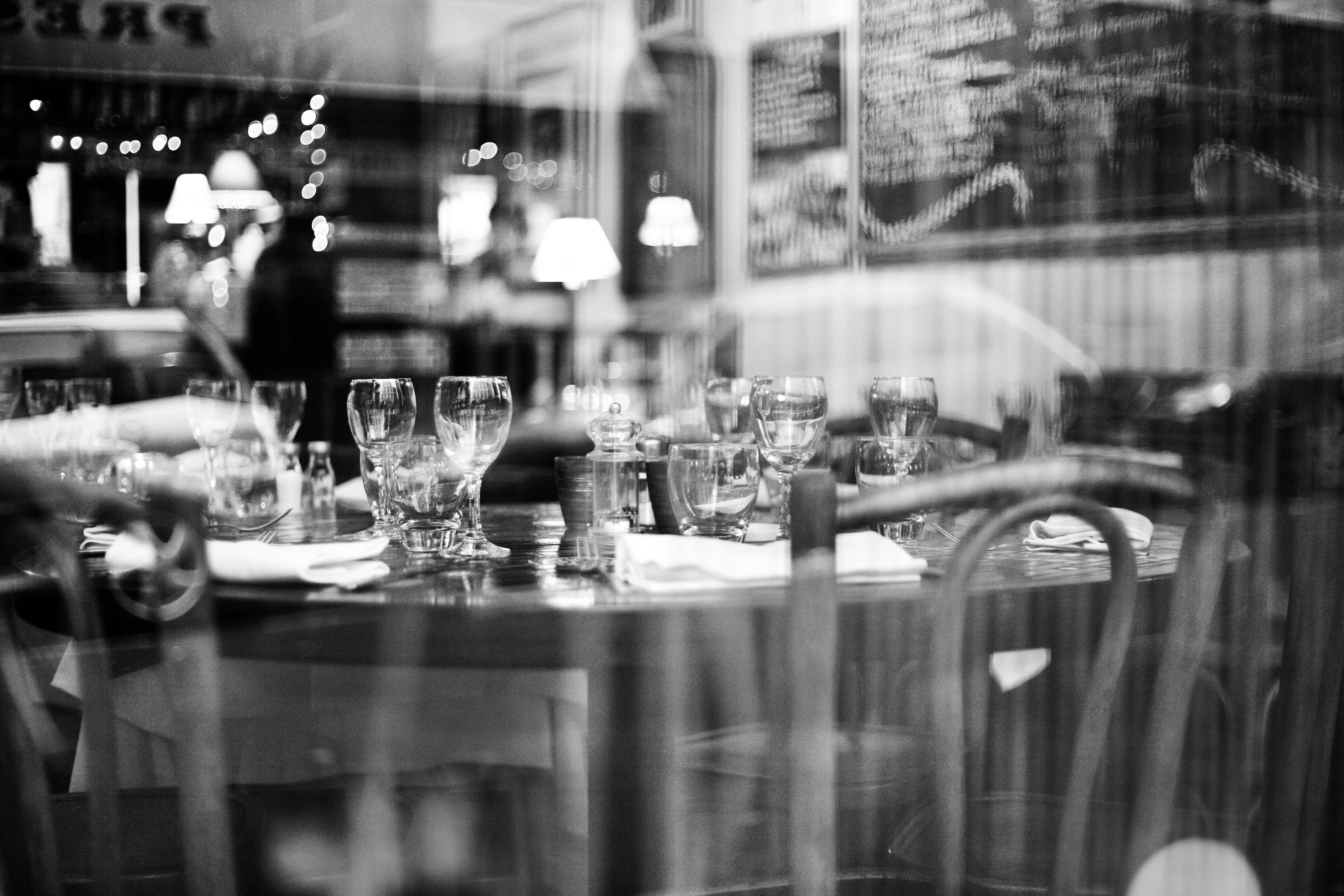 Black and White Photograph Sarah Hadley - Vitrine de restaurant, Paris