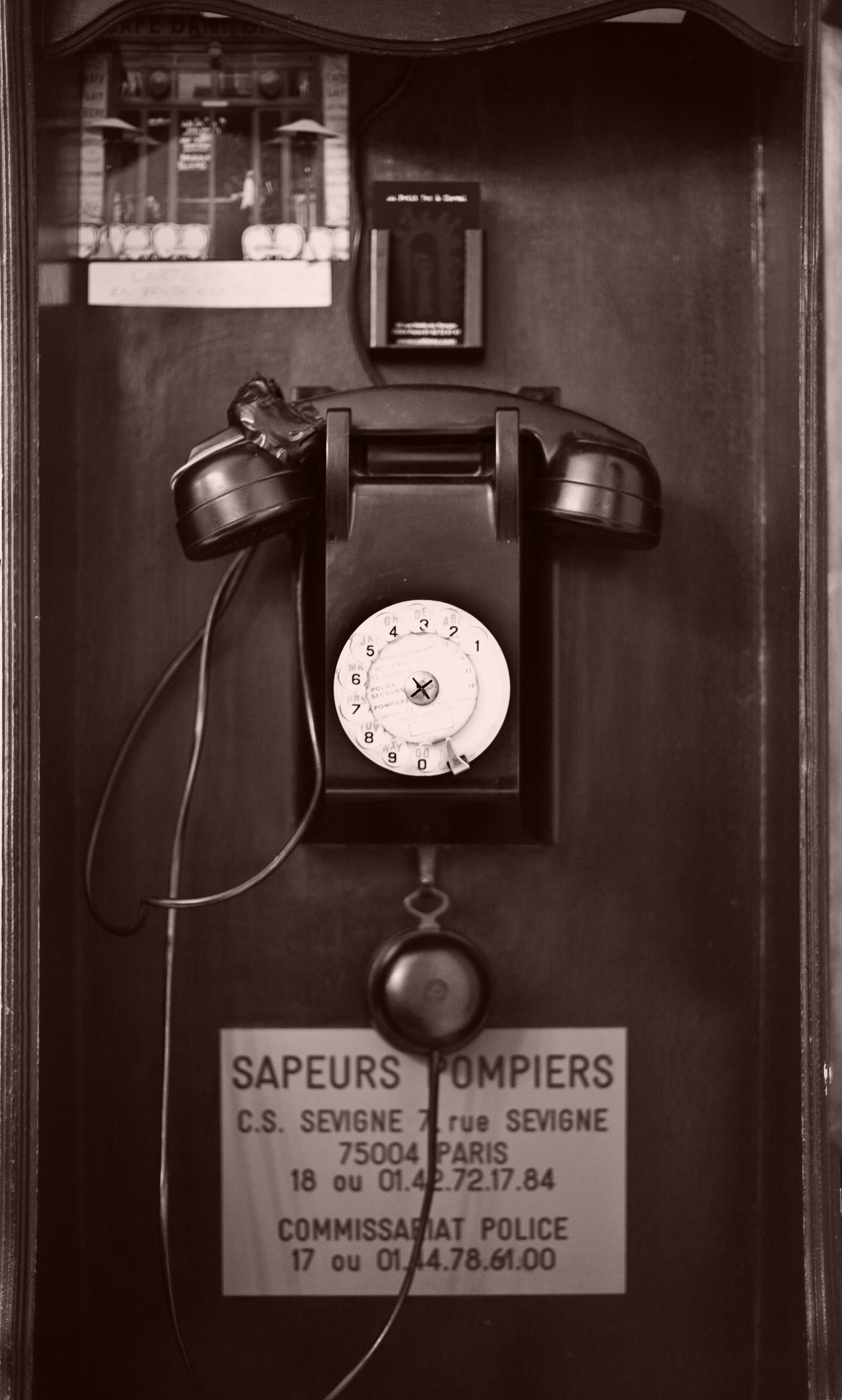 Landscape Photograph Sarah Hadley - Téléphone, Paris