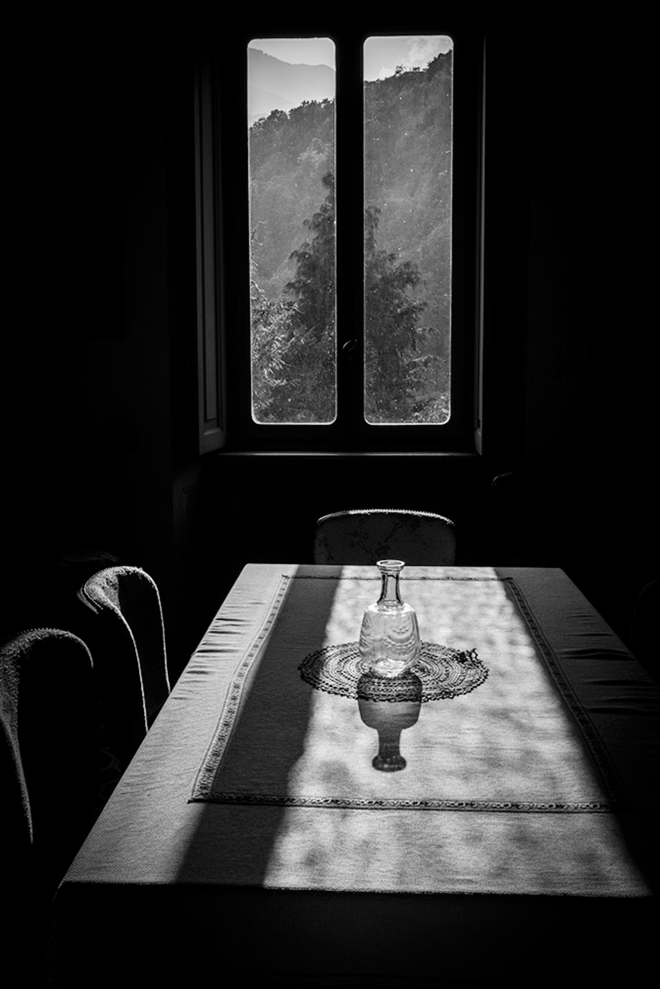 Sarah Hadley Black and White Photograph – Der Tisch in der Villa