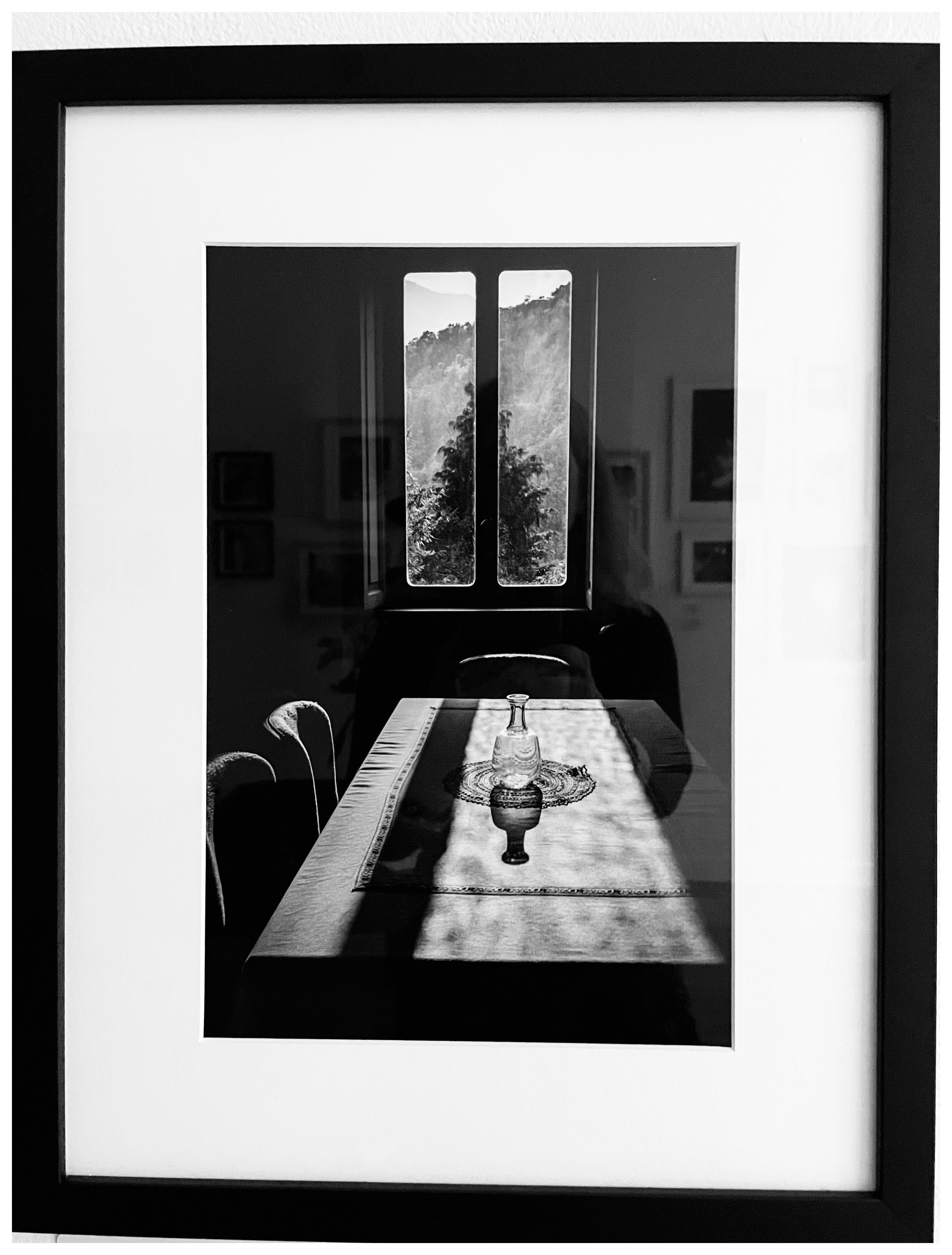Der Tisch in der Villa – Photograph von Sarah Hadley