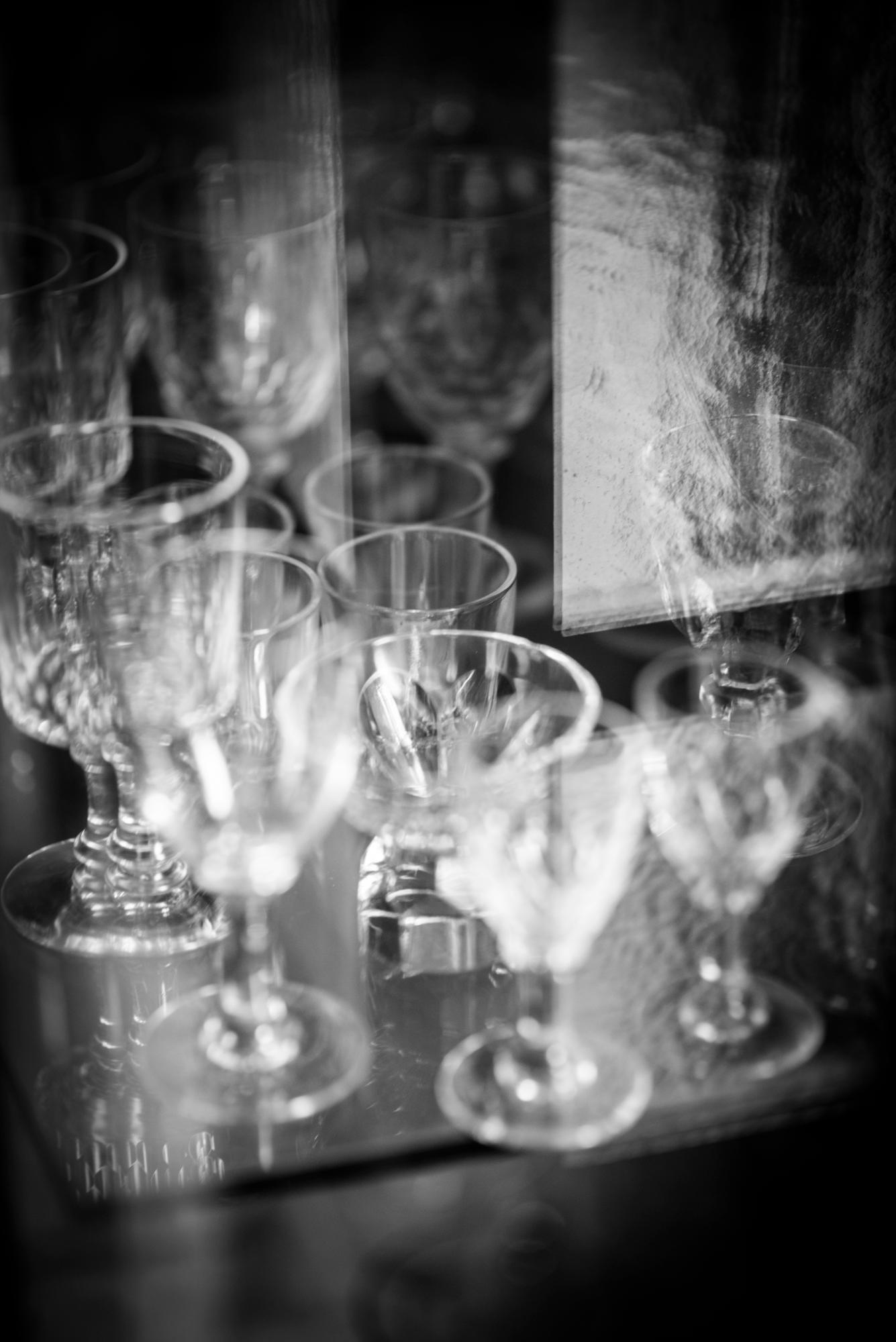 Sarah Hadley Black and White Photograph – Vintage-Gläser