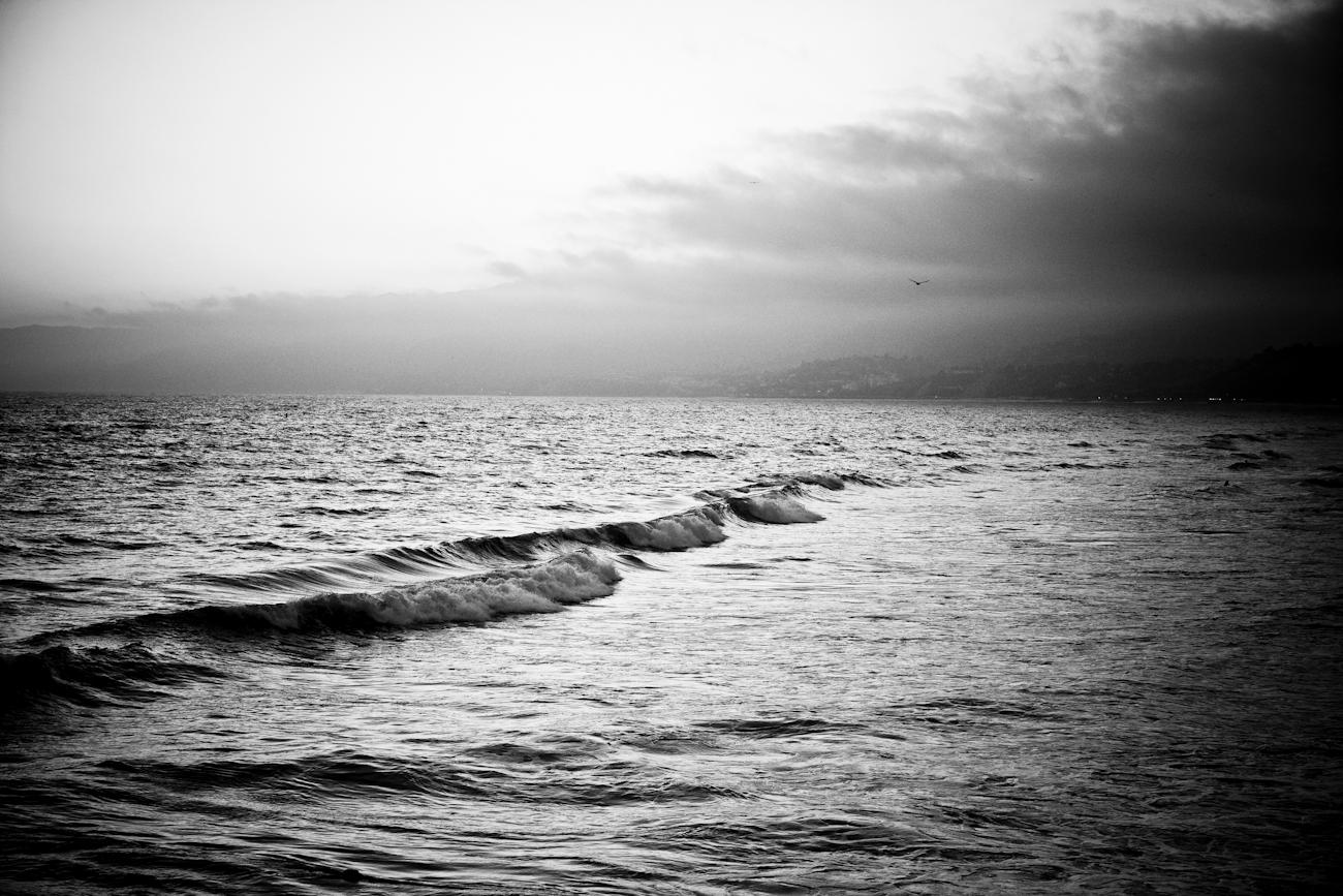 Sarah Hadley Landscape Photograph – Waves, Los Angeles