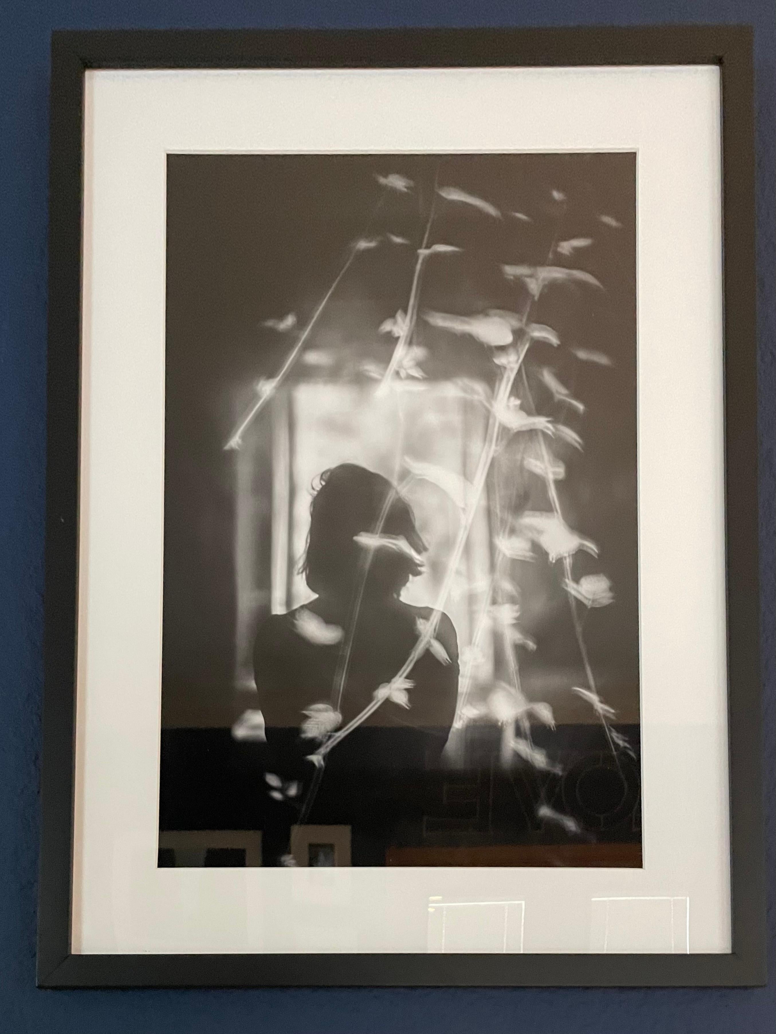 Archivierungs-Pigmentdruck 
Handgedruckt von Sarah Hadley auf Canson Baryta Fotopapier
Aus der Serie The Whispering Dark
Optionen für die Einrahmung verfügbar.
Kürzlich in einer Ausstellung in Paris, Frankreich, gezeigt

Sarah Hadley ist eine in Los