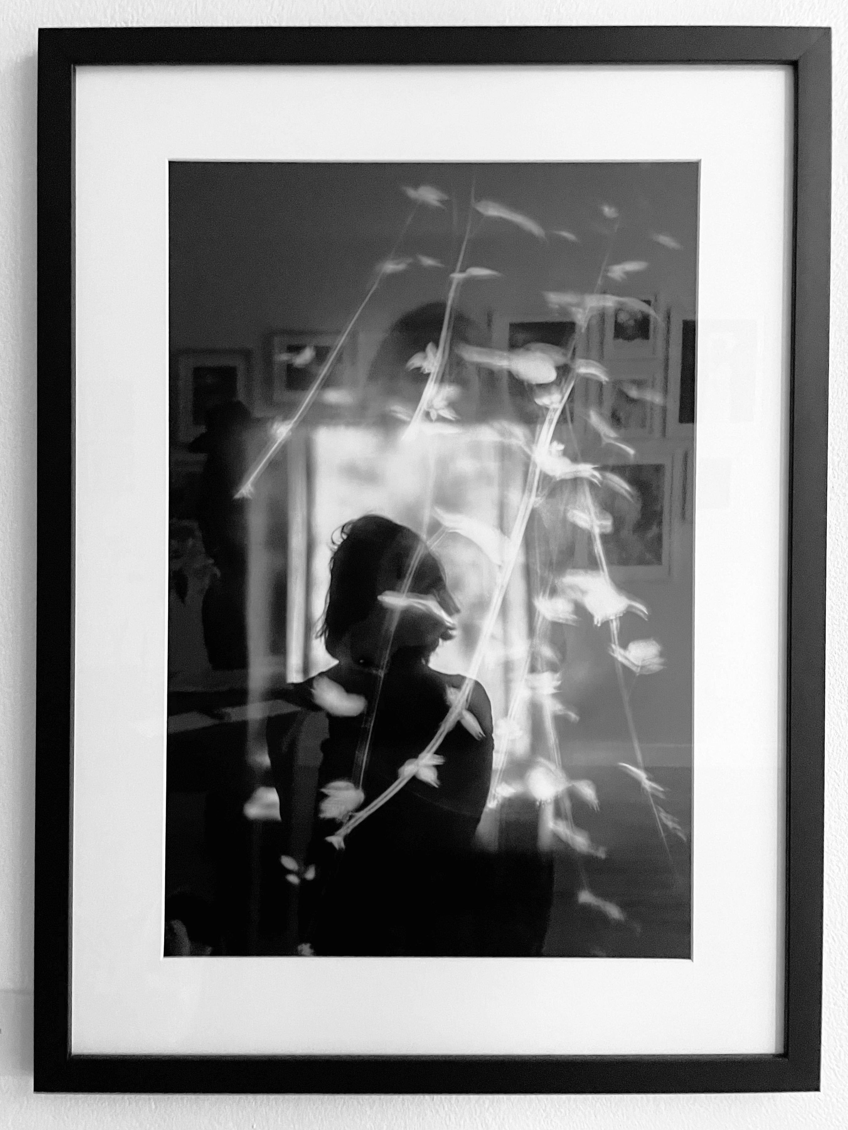 Flüsternde Reben (Schwarz), Black and White Photograph, von Sarah Hadley