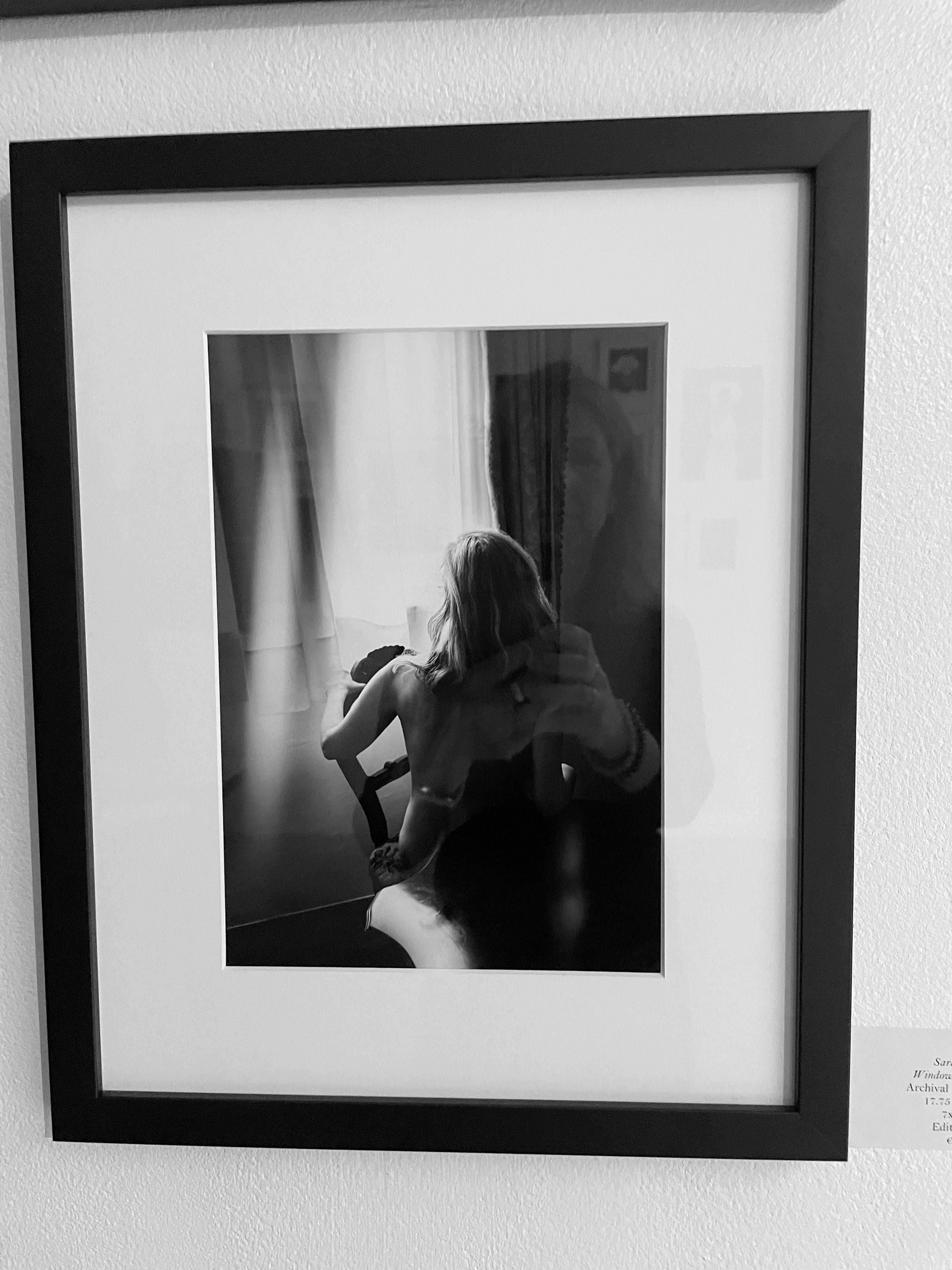 Fenster in Venedig – Photograph von Sarah Hadley