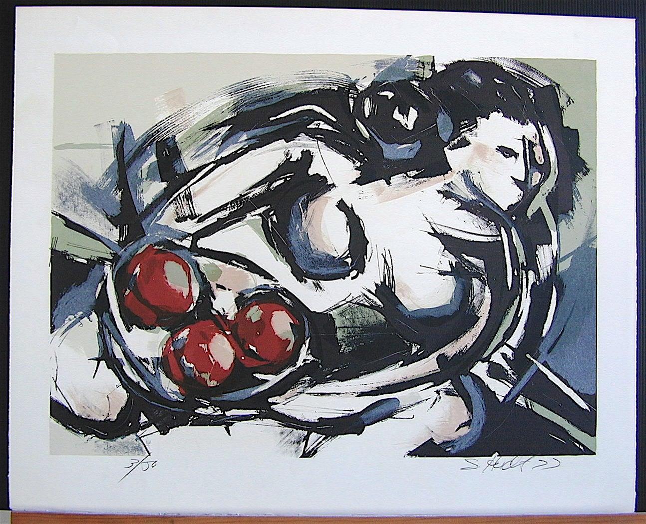 FEMALE NUDE WITH FRUIT Signierte Lithographie:: Modernistische abstrakte Nackt-Schale mit Obstschale (Grau), Nude Print, von Sarah Heidt