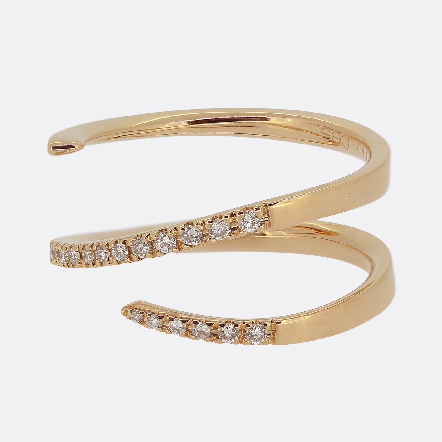 Une merveilleuse aile de la créatrice de bijoux de luxe Sarah Ho. Cette bague, qui fait partie de la collection Numerati, est réalisée en or rose 18ct et sertie de diamants. La bague est magnifiquement travaillée et porte le numéro 2.

Condit :