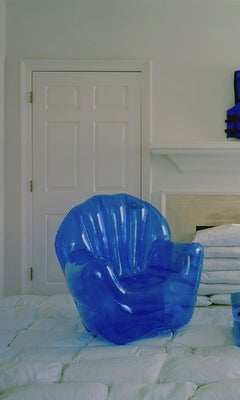 FLOOD READY - Stampa cromogenica della serie Twilight Living, sedie gonfiabili blu