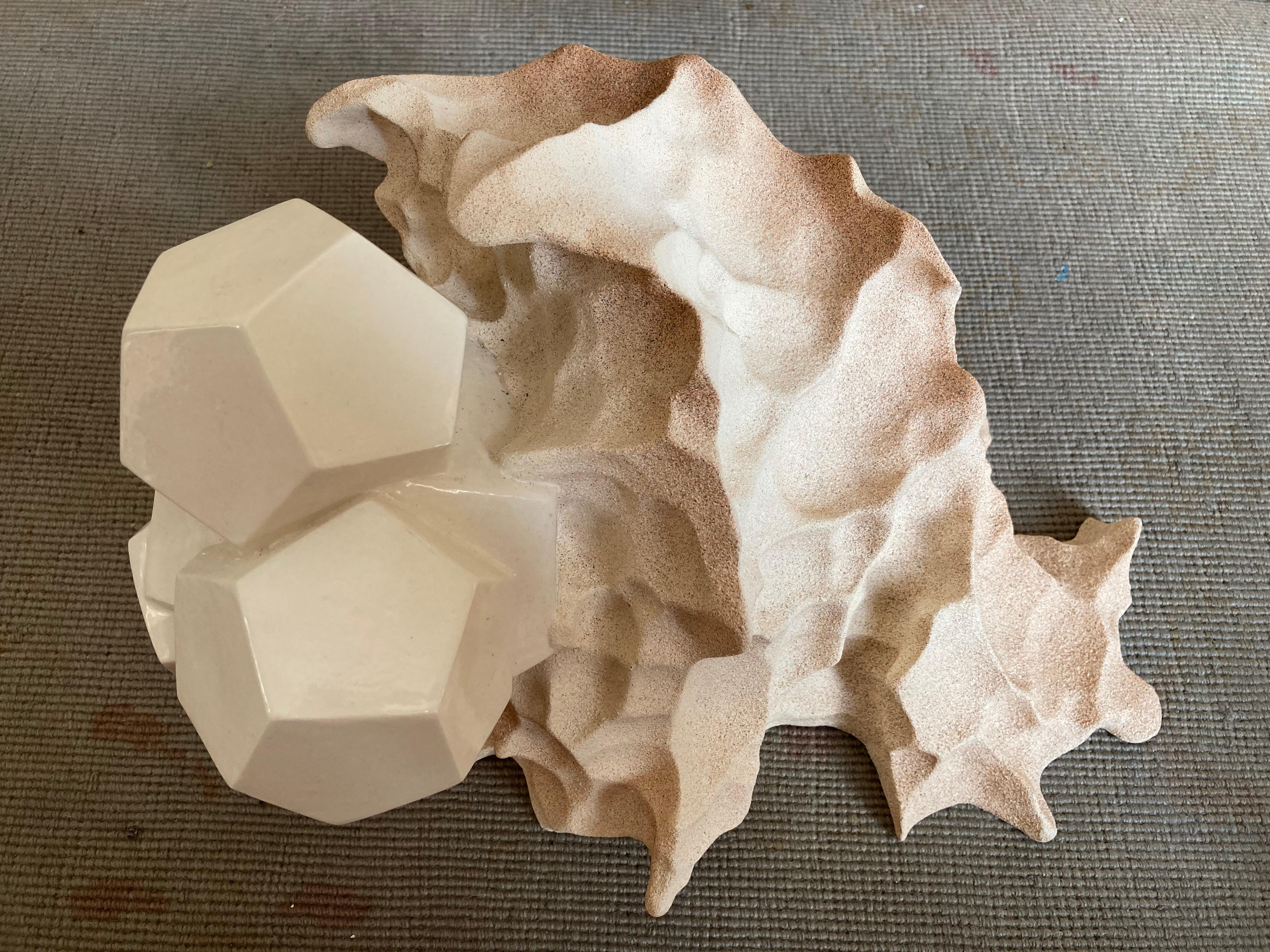 „“Fractal““ – Zeitgenössische Keramik-Kristall-Skulptur – Sculpture von Sarah House