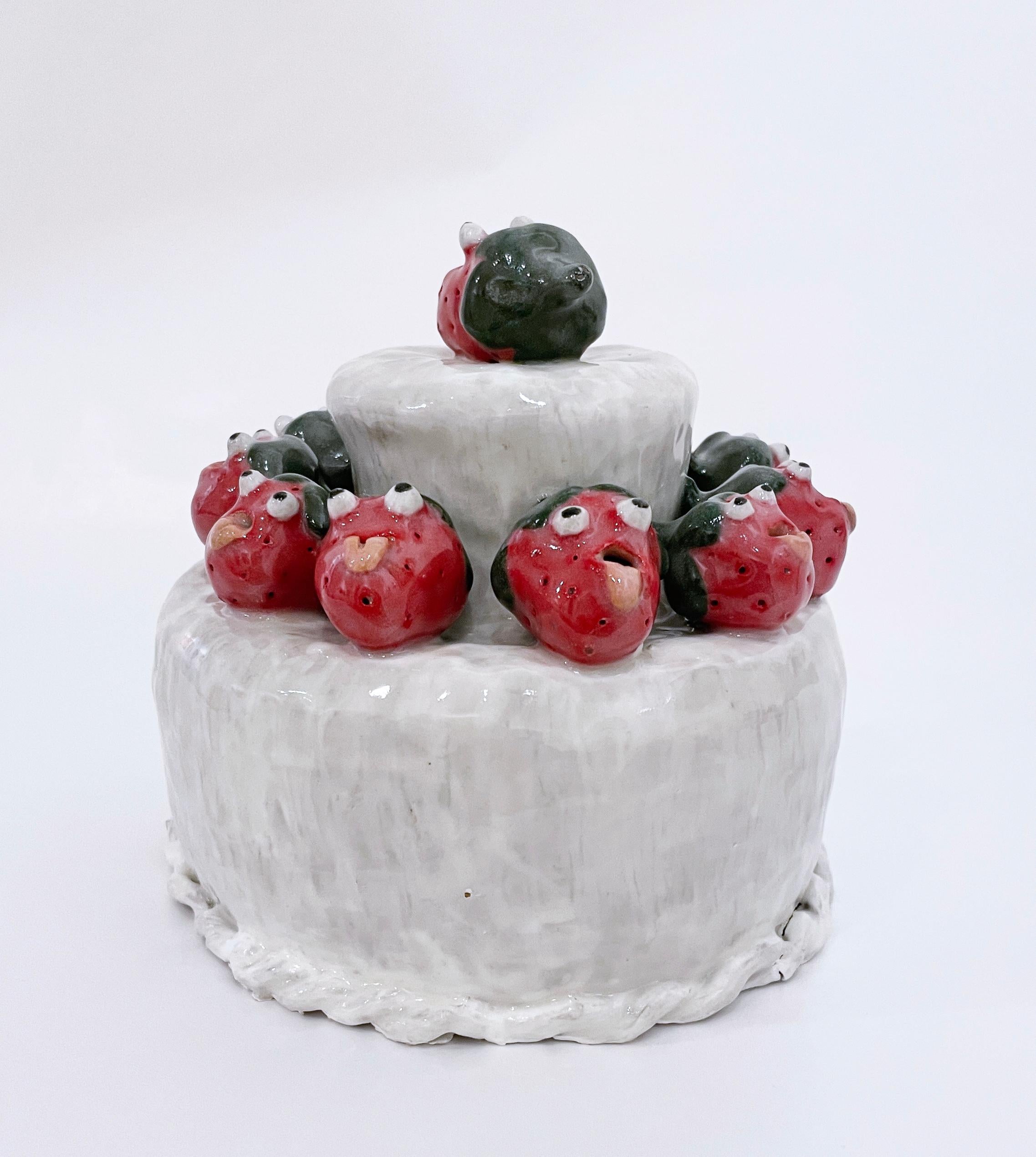 Happy Birthday ( 2022), glasierte Keramik-Tortenskulptur mit Erdbeer Gesichtern (Zeitgenössisch), Sculpture, von Sarah Hughes