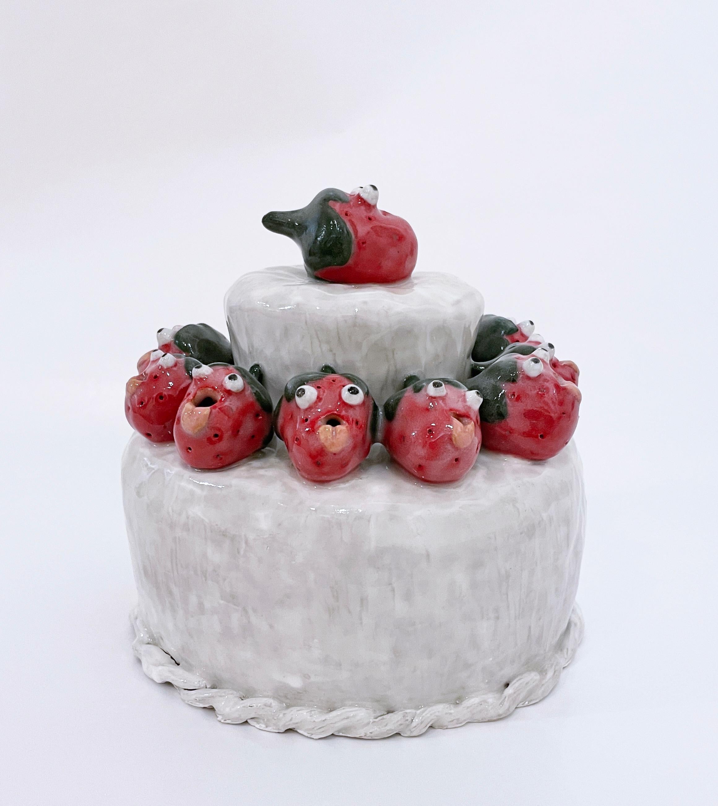 Happy Birthday ( 2022), glasierte Keramik-Tortenskulptur mit Erdbeer Gesichtern – Sculpture von Sarah Hughes