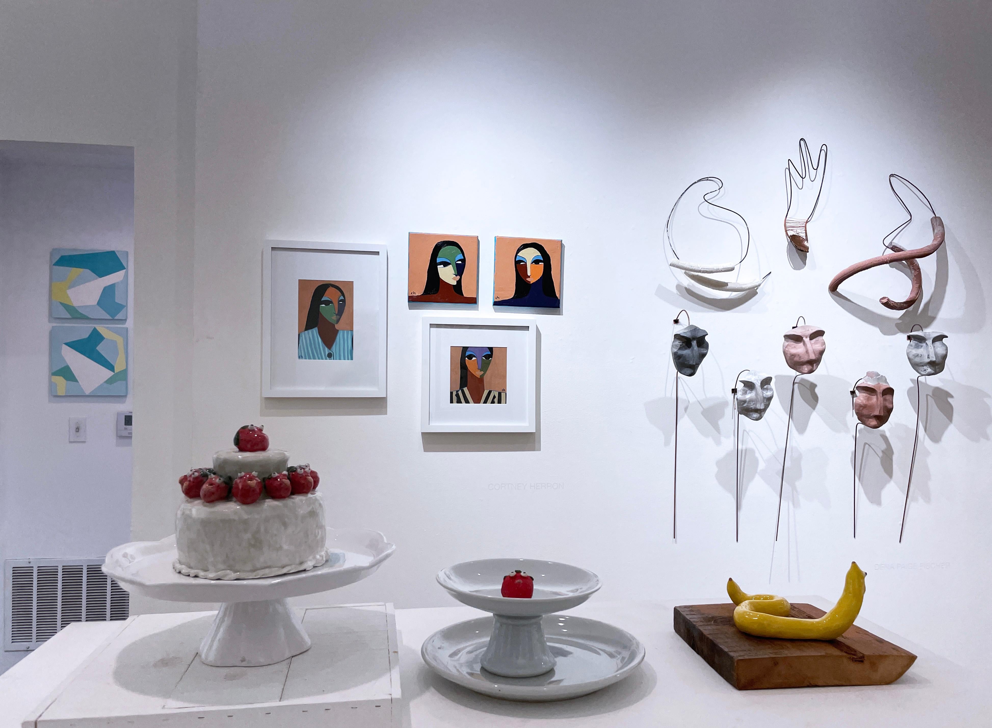 Happy Birthday ( 2022), glasierte Keramik-Tortenskulptur mit Erdbeer Gesichtern im Angebot 5