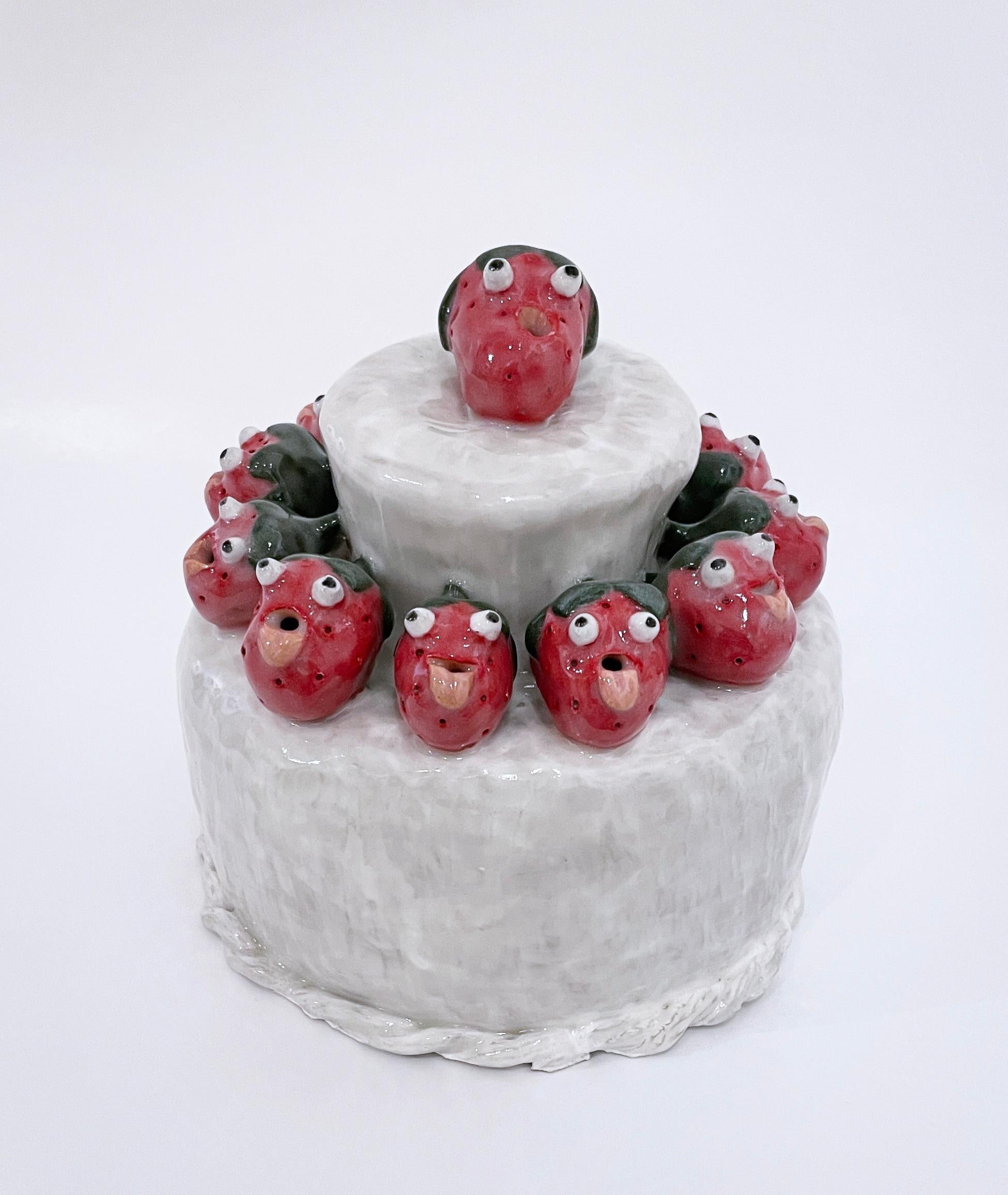 Sarah Hughes Still-Life Sculpture – Happy Birthday ( 2022), glasierte Keramik-Tortenskulptur mit Erdbeer Gesichtern