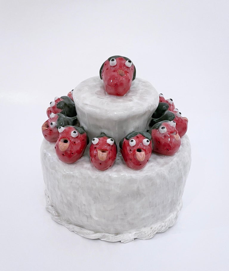 Sarah Hughes - Cavities (2022), sculpture de gâteau d'anniversaire en  céramique émaillée avec visages de fraises En vente sur 1stDibs