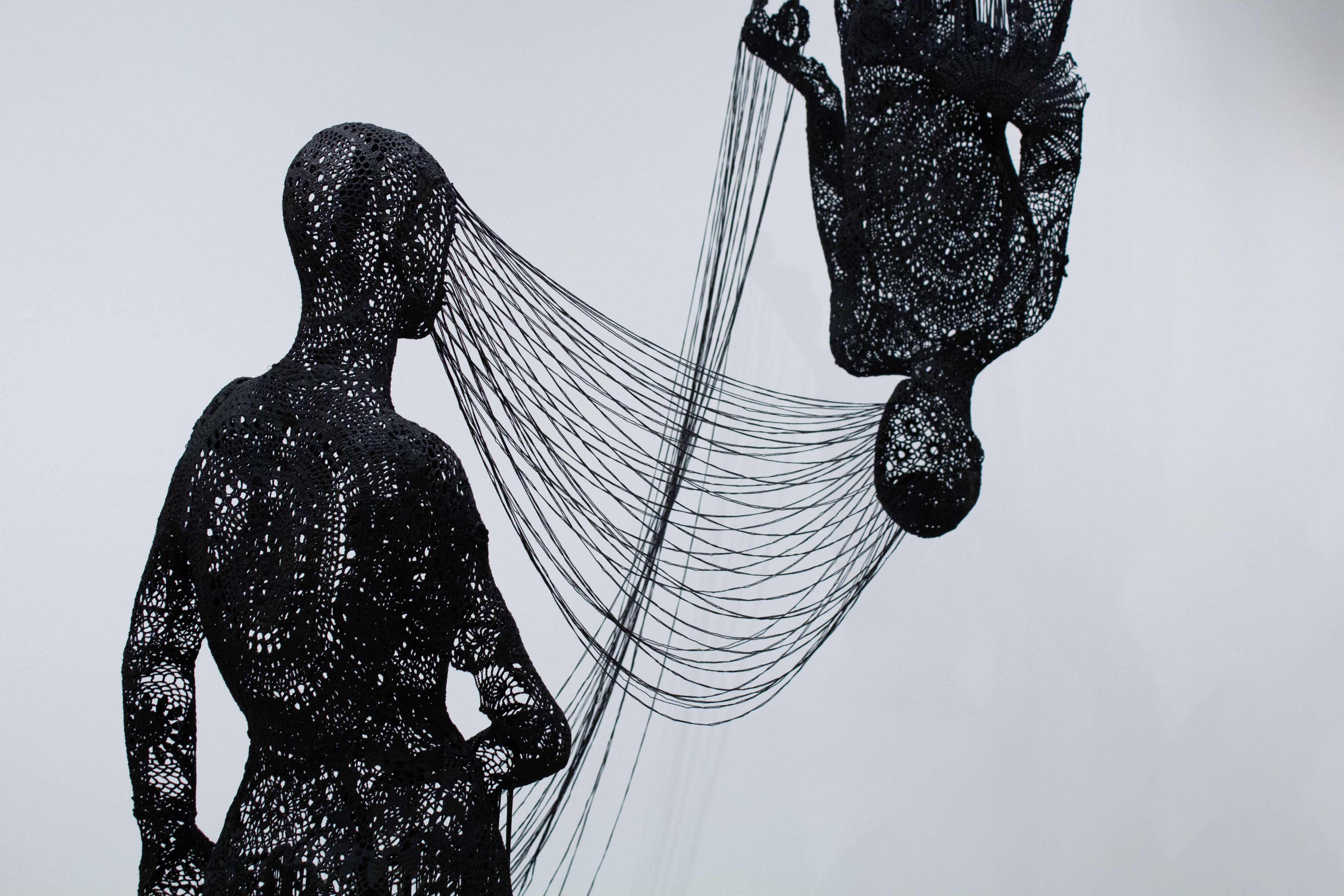 La culla del gatto - Sculpture Contemporaneo di Sarah Knouse