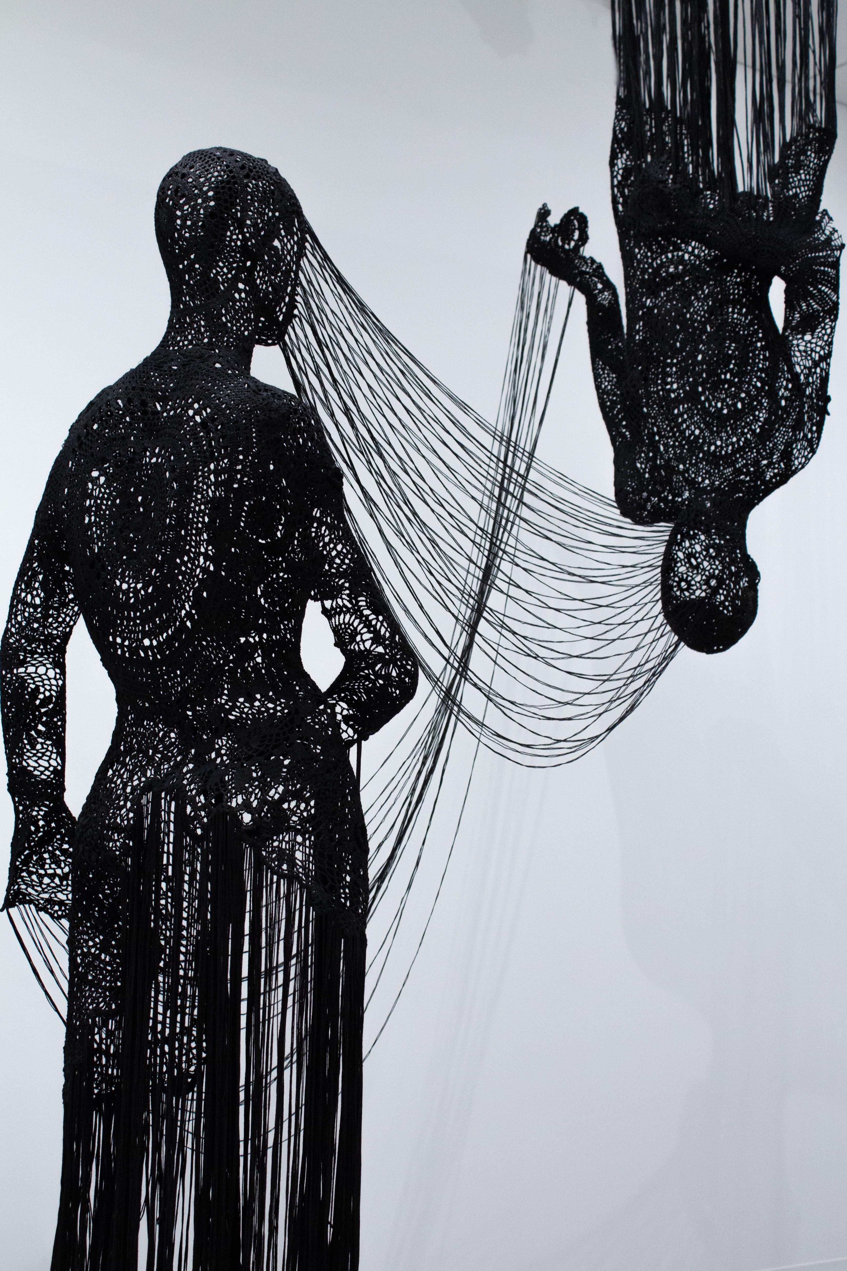La culla del gatto - Figurative Sculpture Grigio di Sarah Knouse