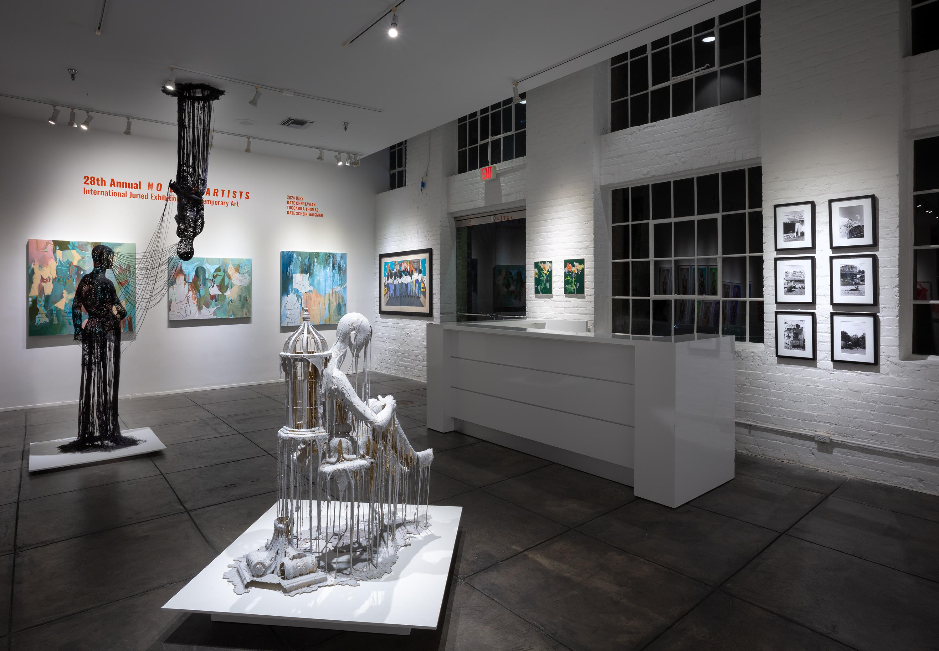 Installazione da pavimento a soffitto: dimensioni di installazione variabili.

Sarah Knouse è una scultrice, designer ed educatrice artistica. Ha conseguito un MFA presso la City University of New York Hunter College. Sarah ha esposto le sue
