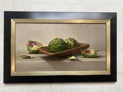 "Artichauts" peinture à l'huile réaliste contemporaine nature morte, teintes vertes et violettes.