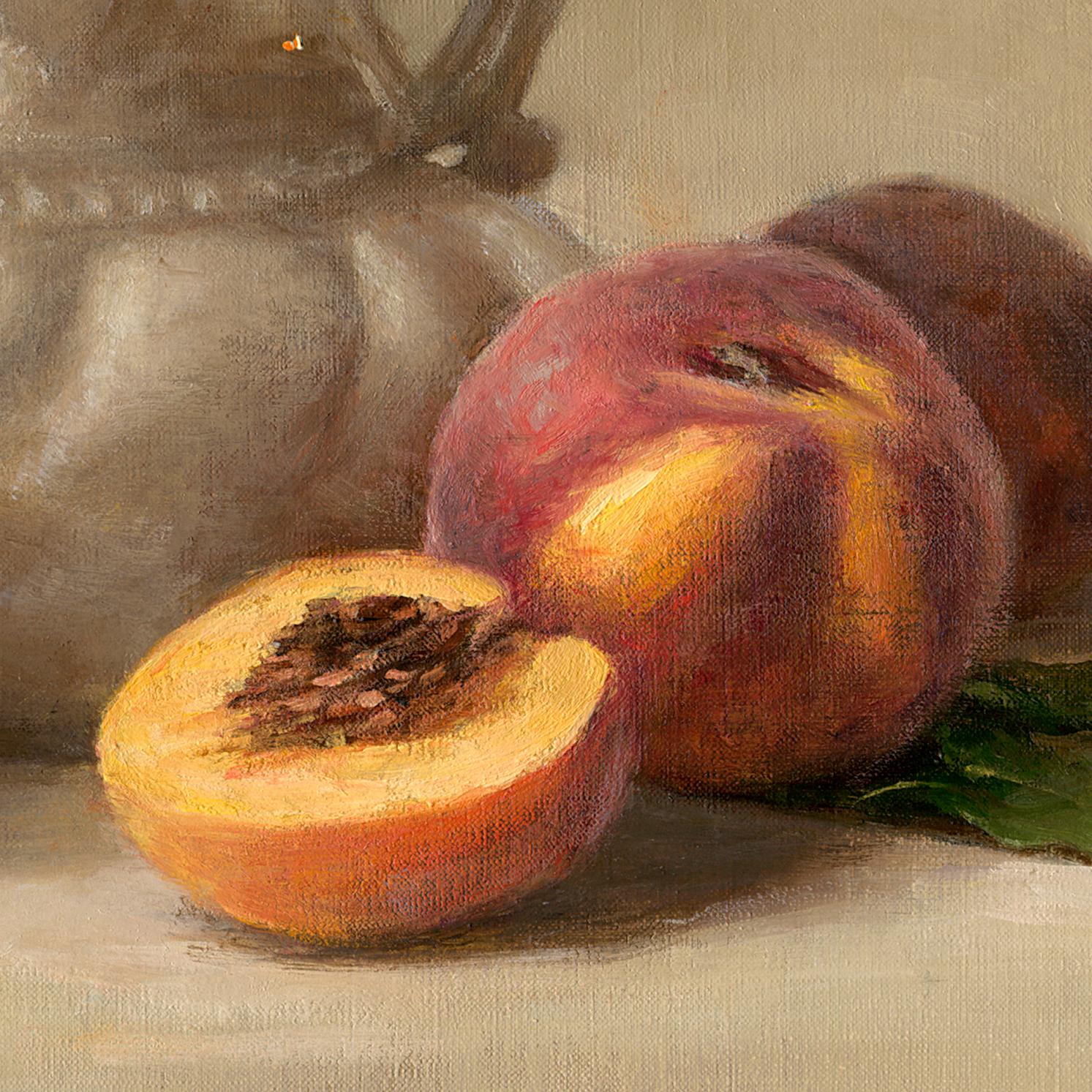 „Pitcher & Peaches“ – Stillleben – Gemälde des amerikanischen Realismus – Früchte – Painting von Sarah Lamb