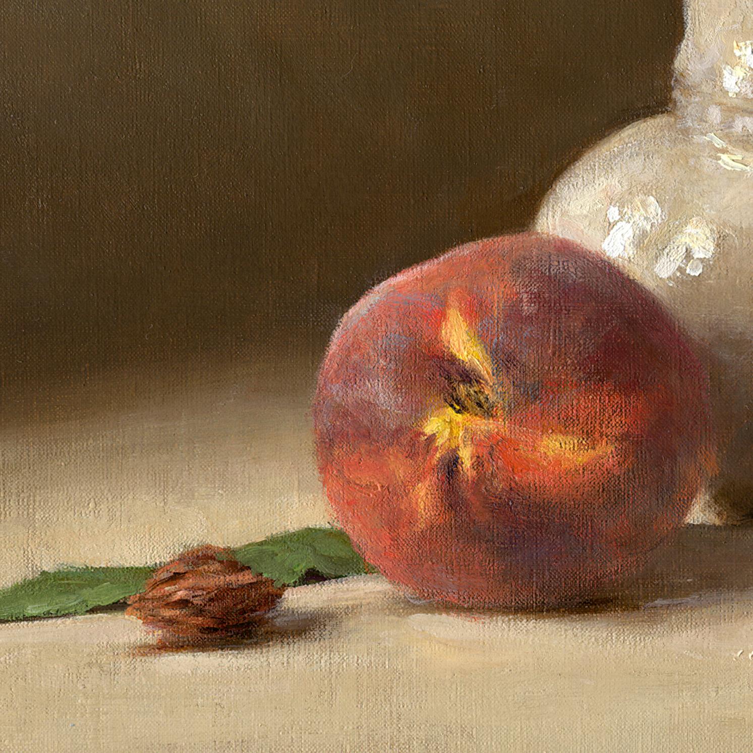 „Pitcher & Peaches“ – Stillleben – Gemälde des amerikanischen Realismus – Früchte (Amerikanischer Realismus), Painting, von Sarah Lamb